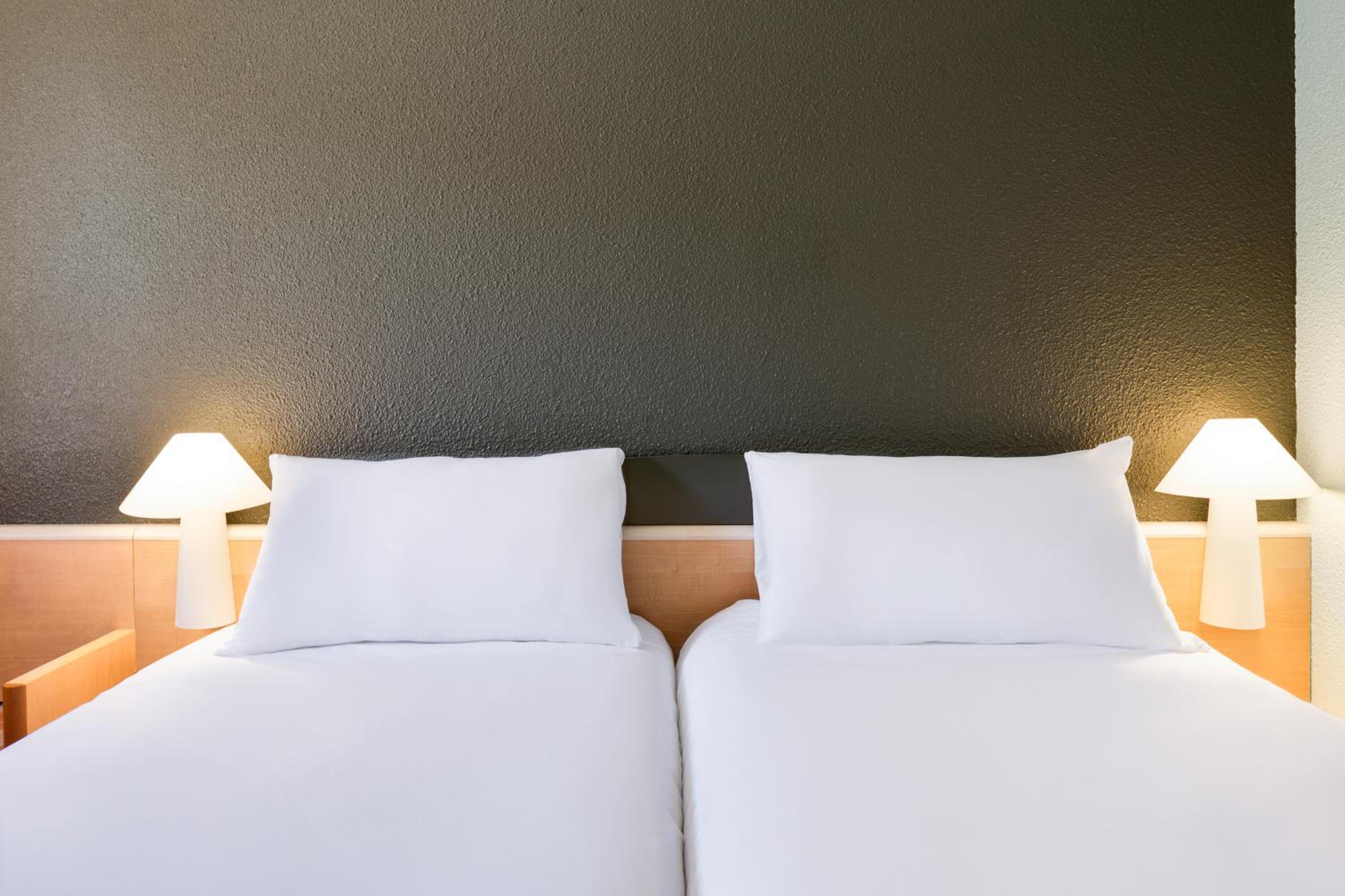 Standard Twin Room - Photo 3