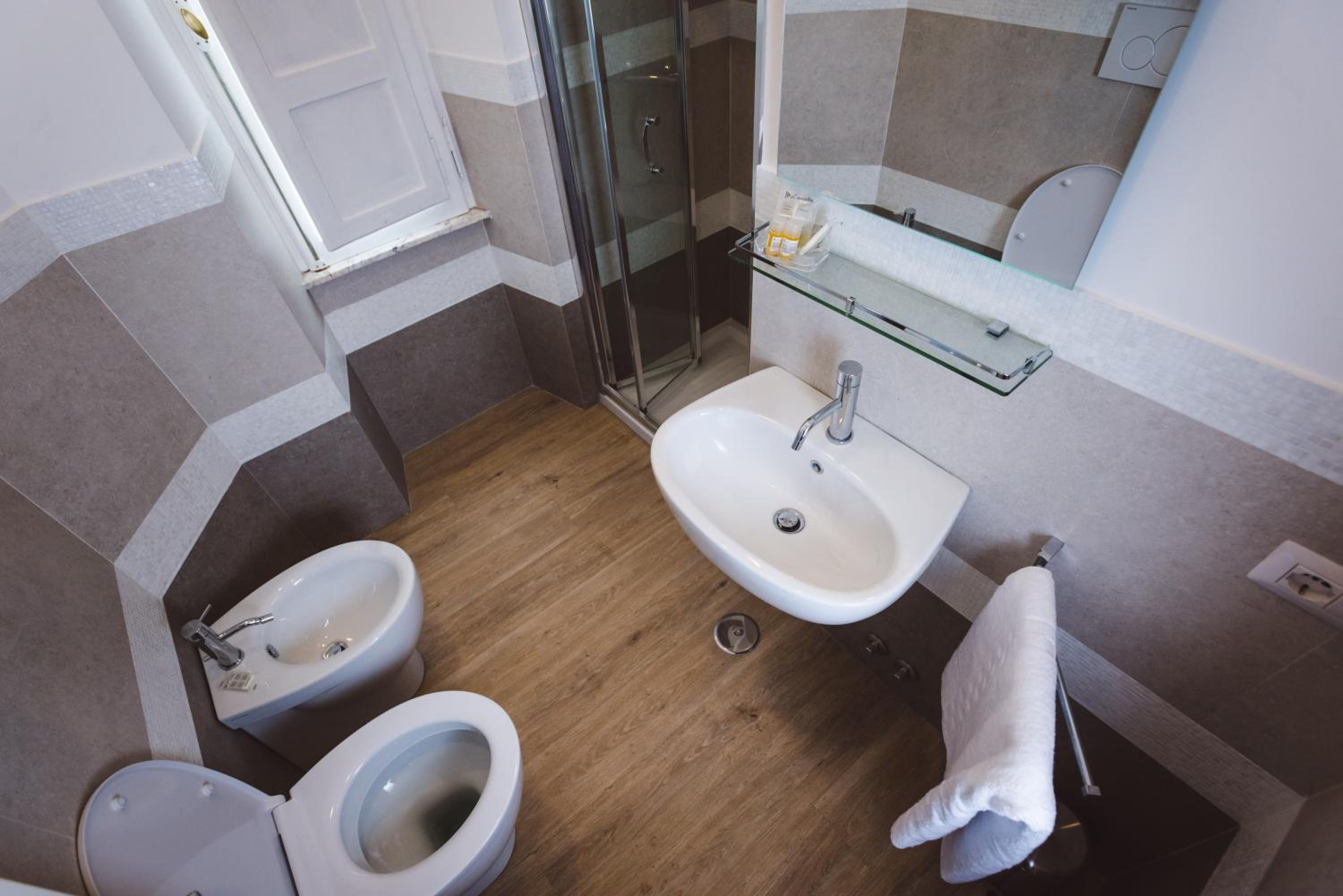 Single Room with Private Bathroom photo 2