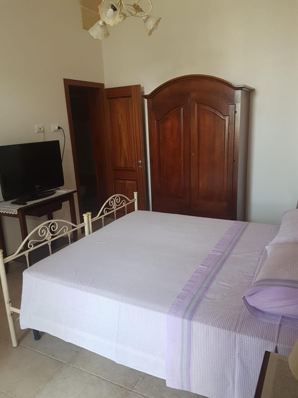 Double Room with Private Bathroom - Photo 9