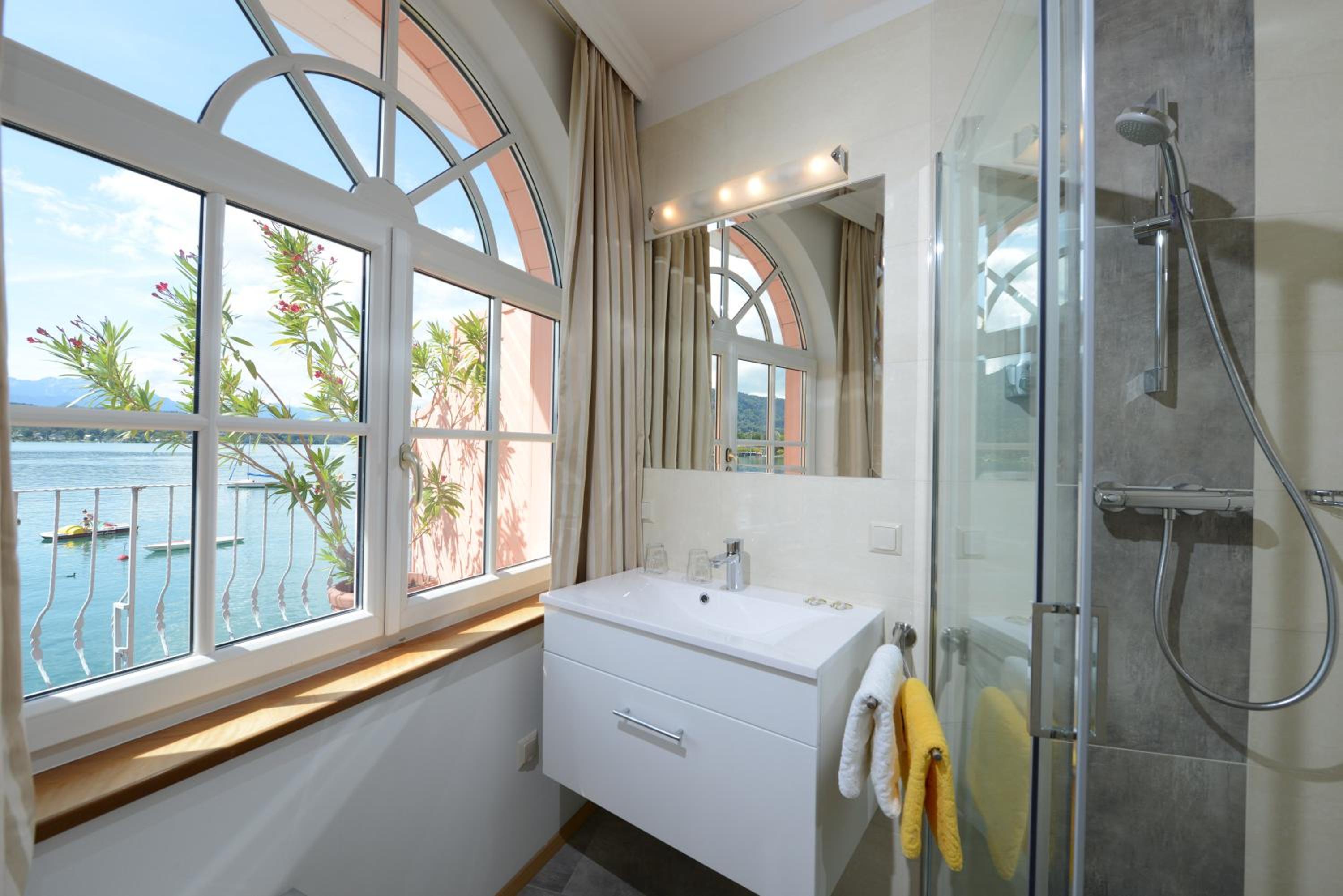 Deluxe Double Room with Balcony and Lake View - Photo 4