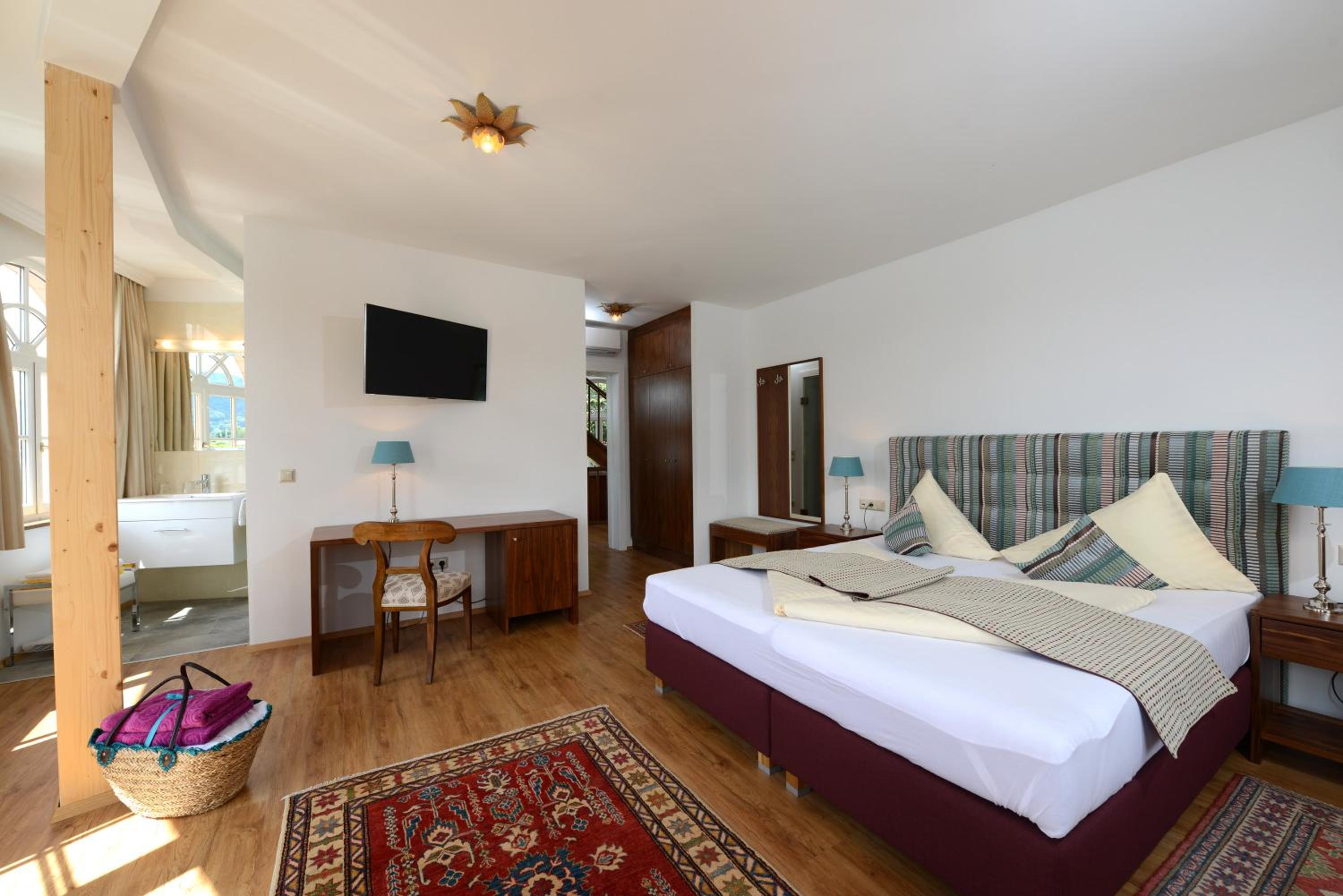 Deluxe Double Room with Balcony and Lake View - Photo 3
