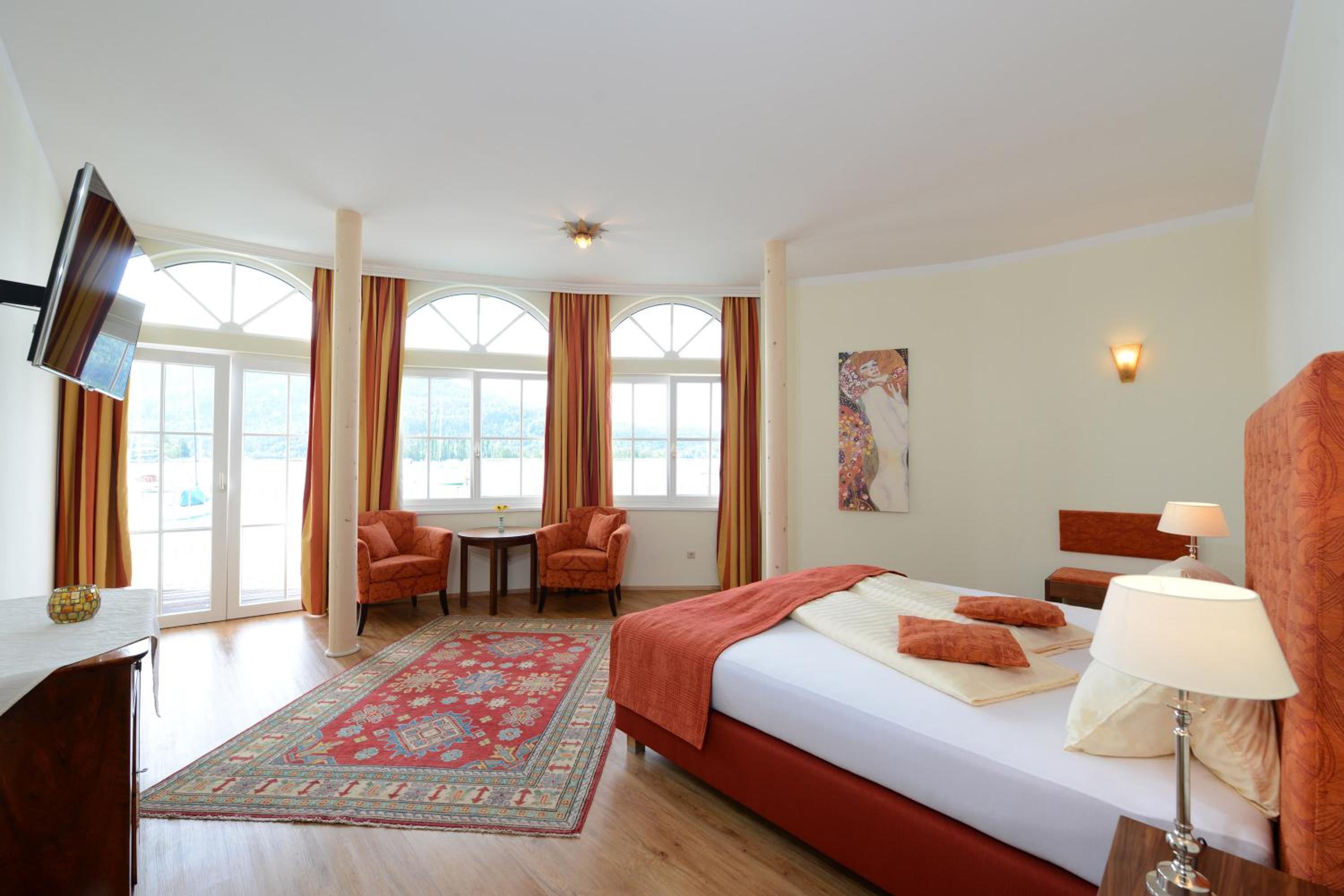 Deluxe Double Room with Balcony and Lake View - Photo 1
