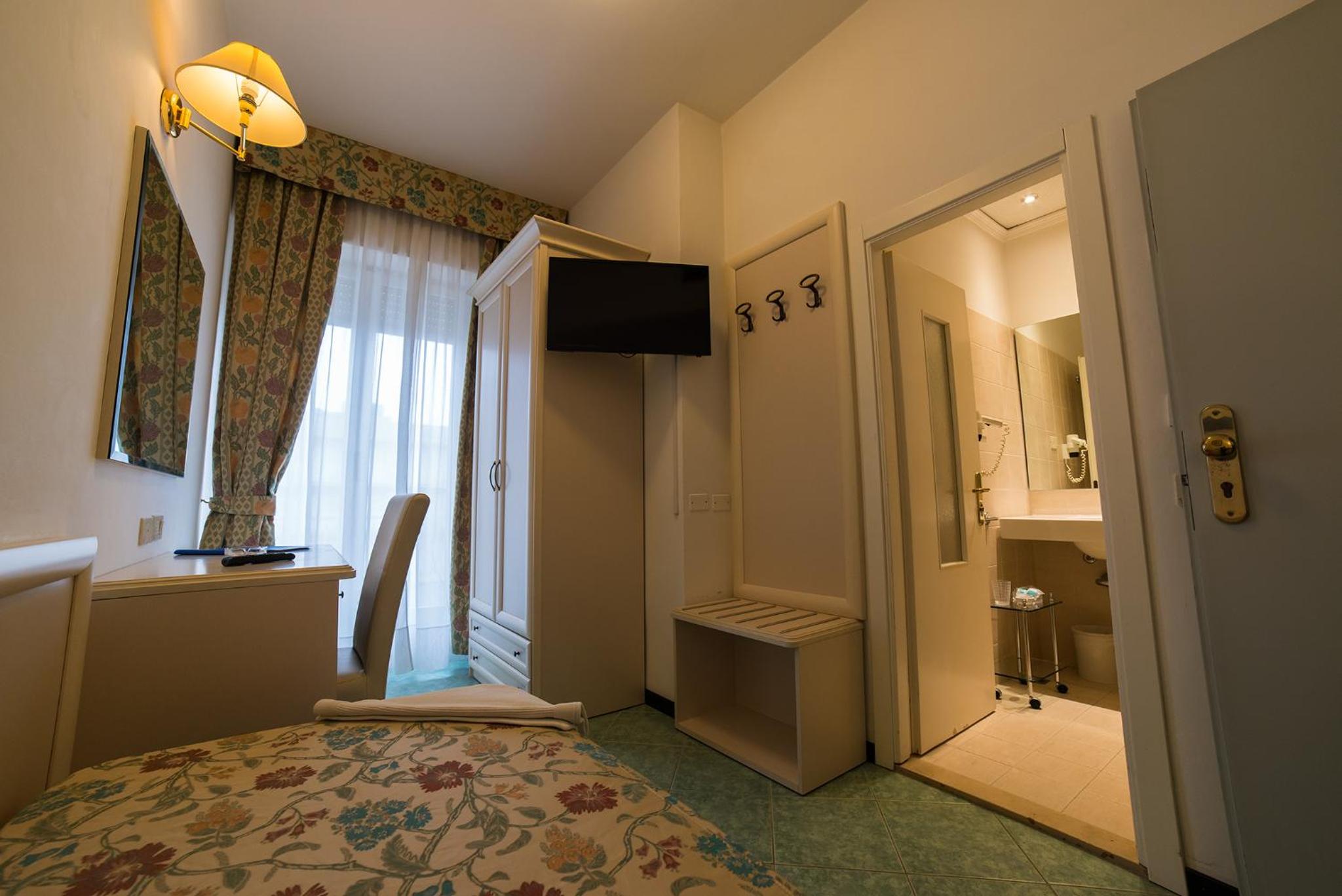 Single Room with Balcony photo 2
