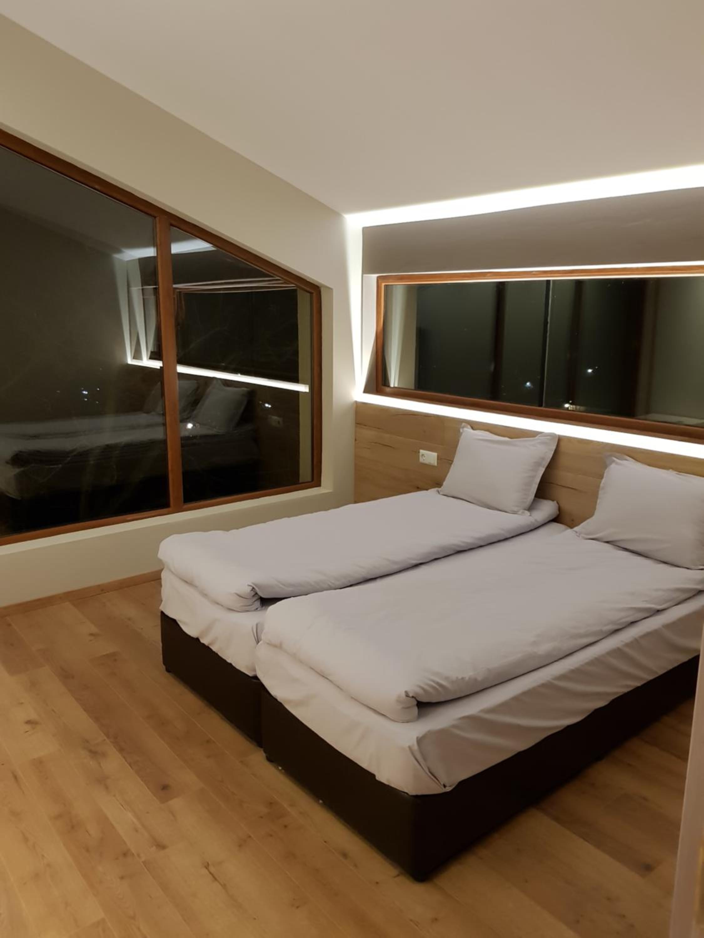 Seven-Bedroom House photo 1