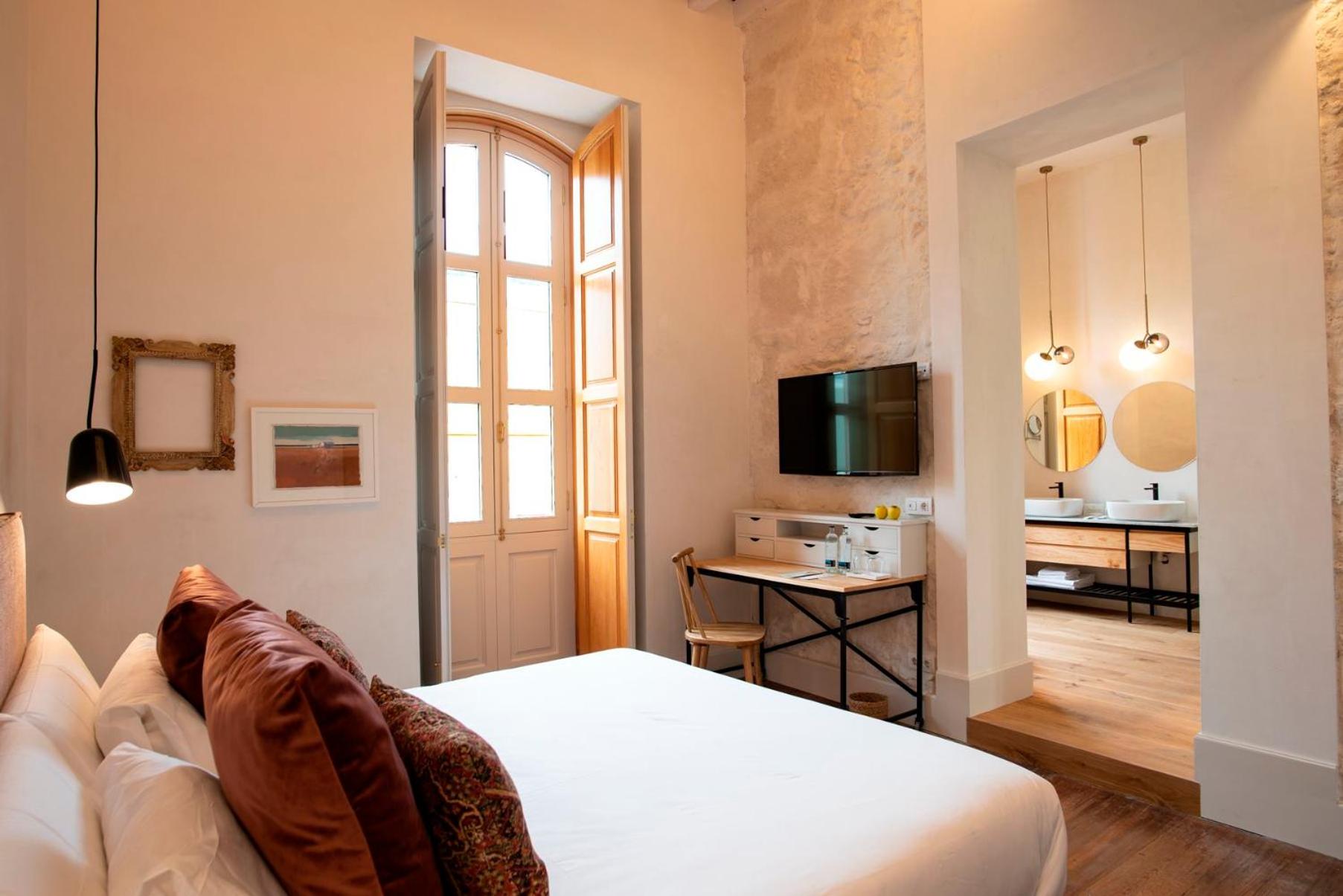 Premium Double Room thumbnail 5