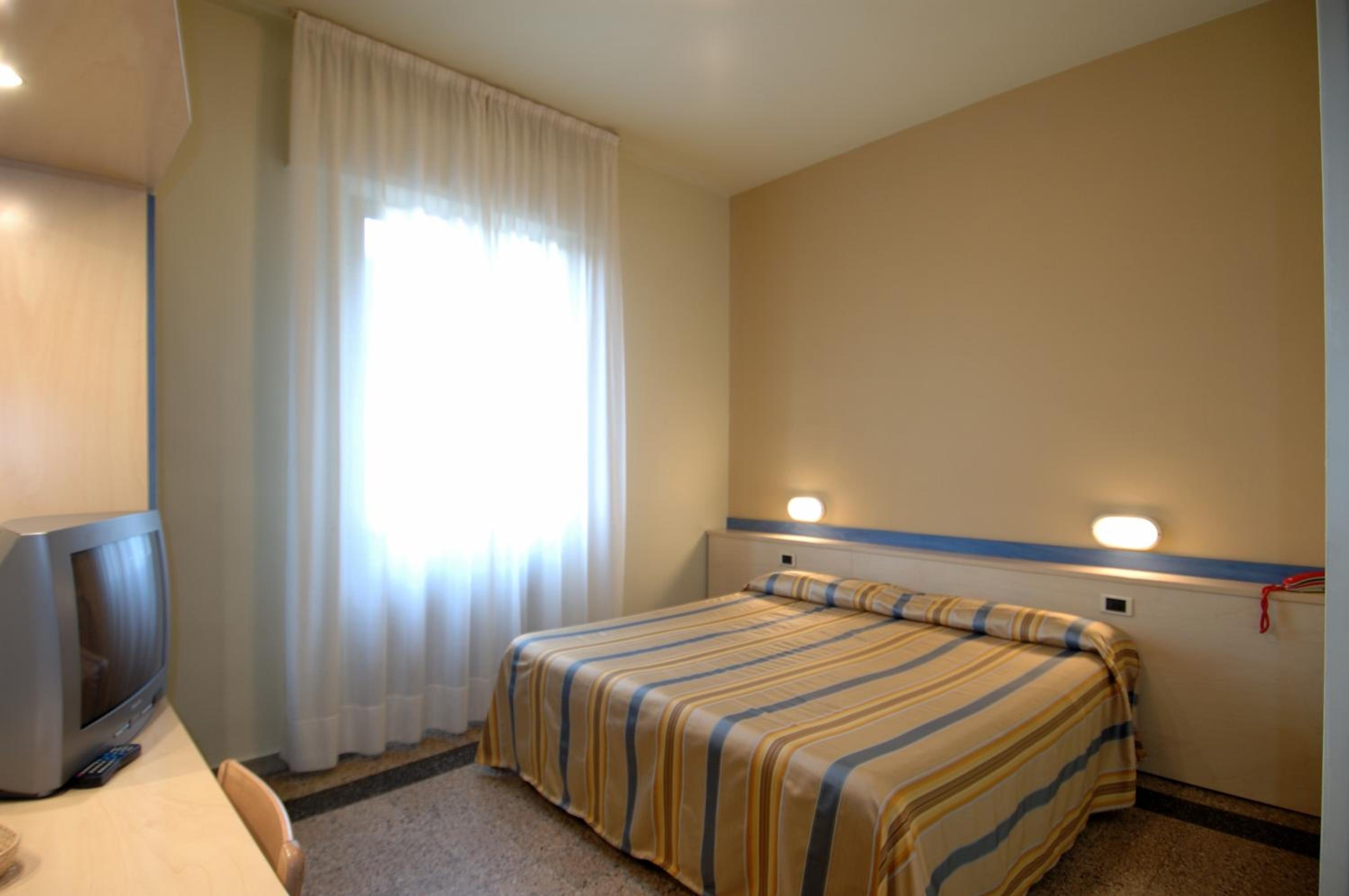 Double or Twin Room with Shared Bathroom photo 2