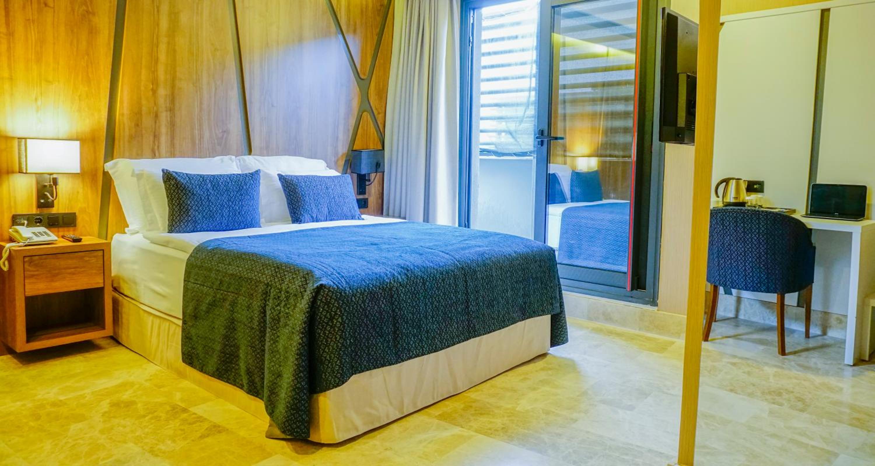 Large Double Room thumbnail 5