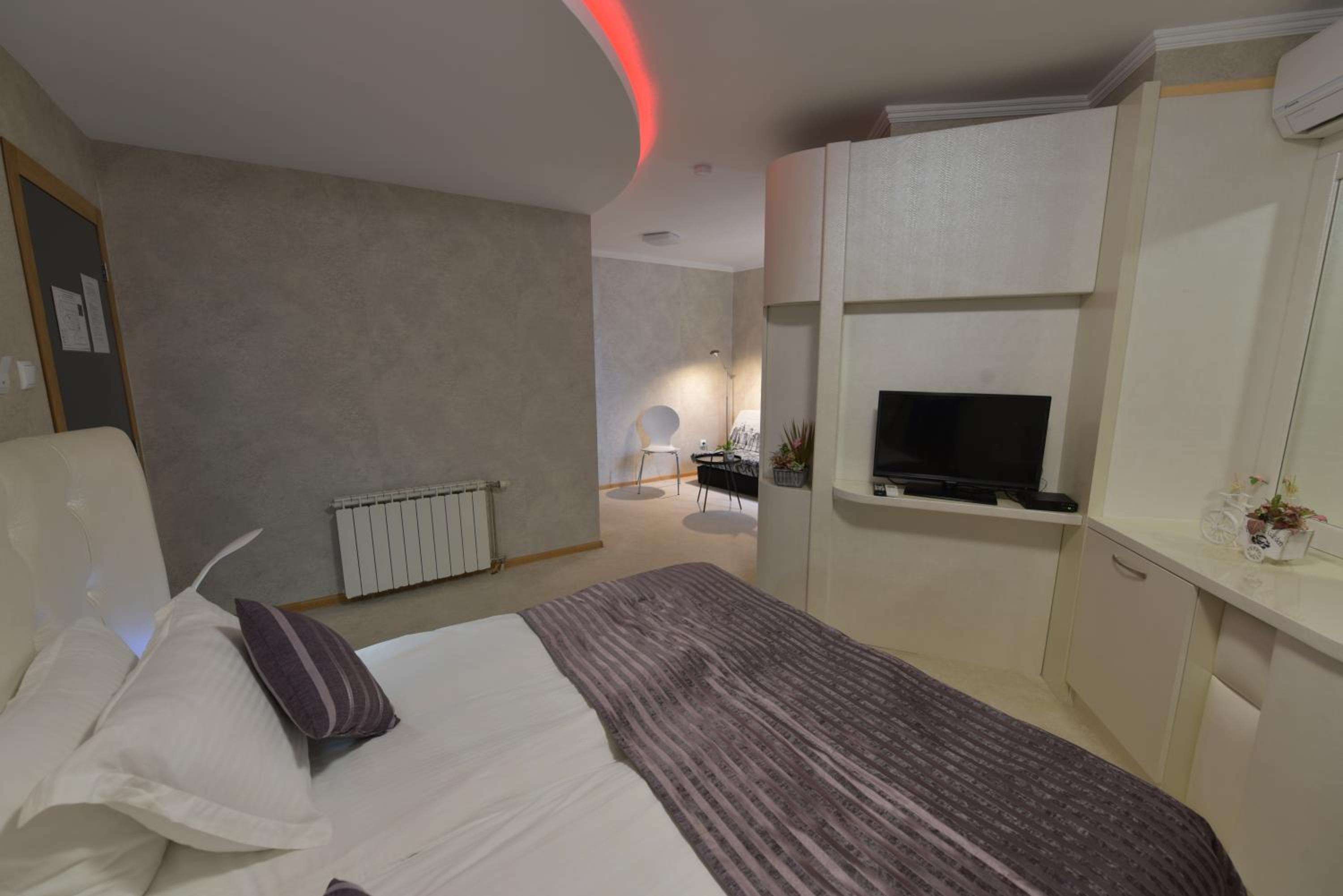 Deluxe Suite with Balcony photo 1