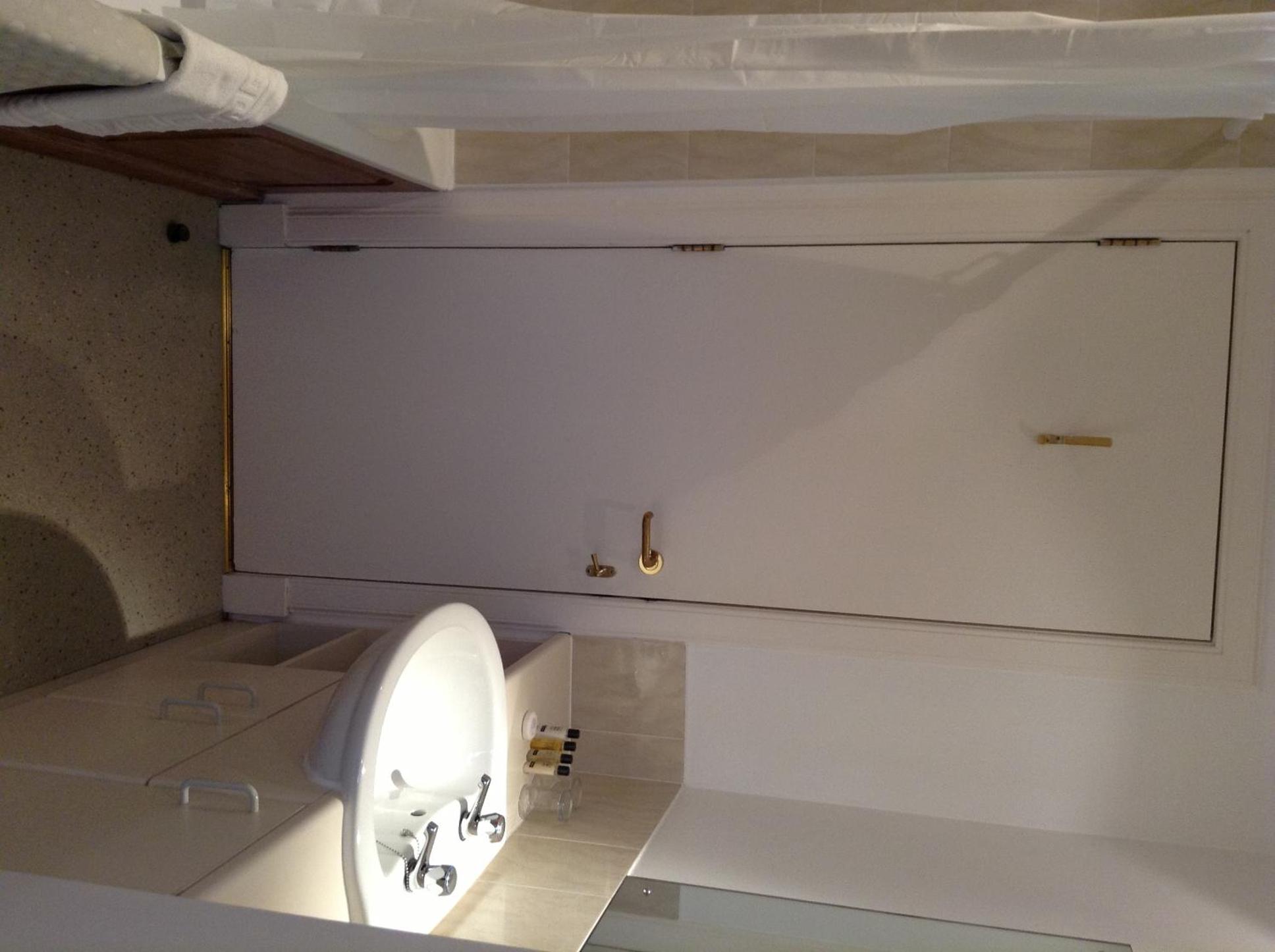 Twin Room - Photo 8