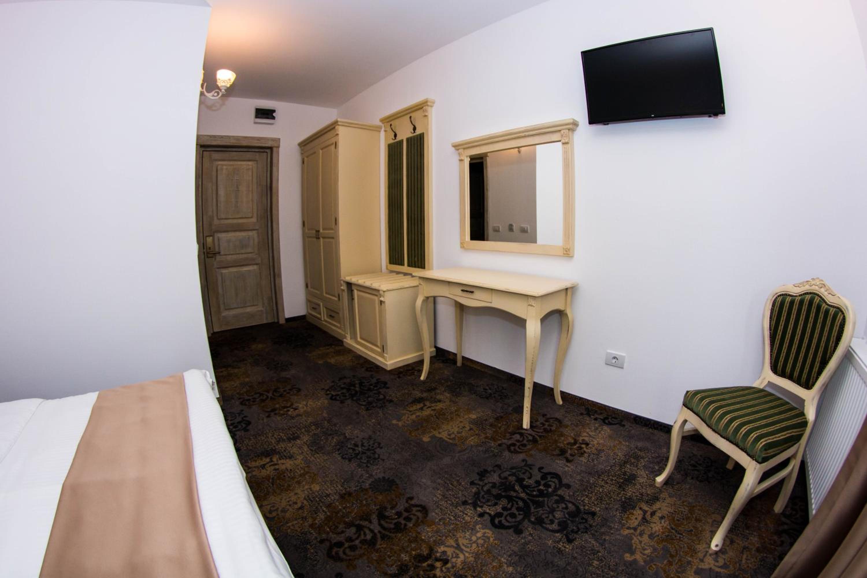 Double Room with Private Bathroom - Photo 3