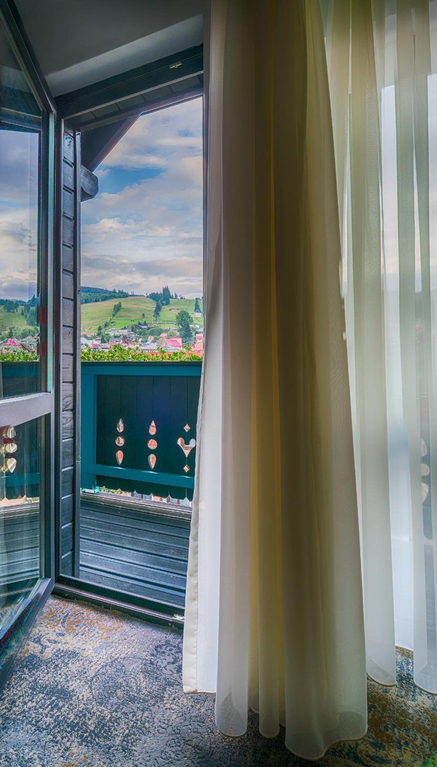 Junior Suite with Balcony - Photo 7