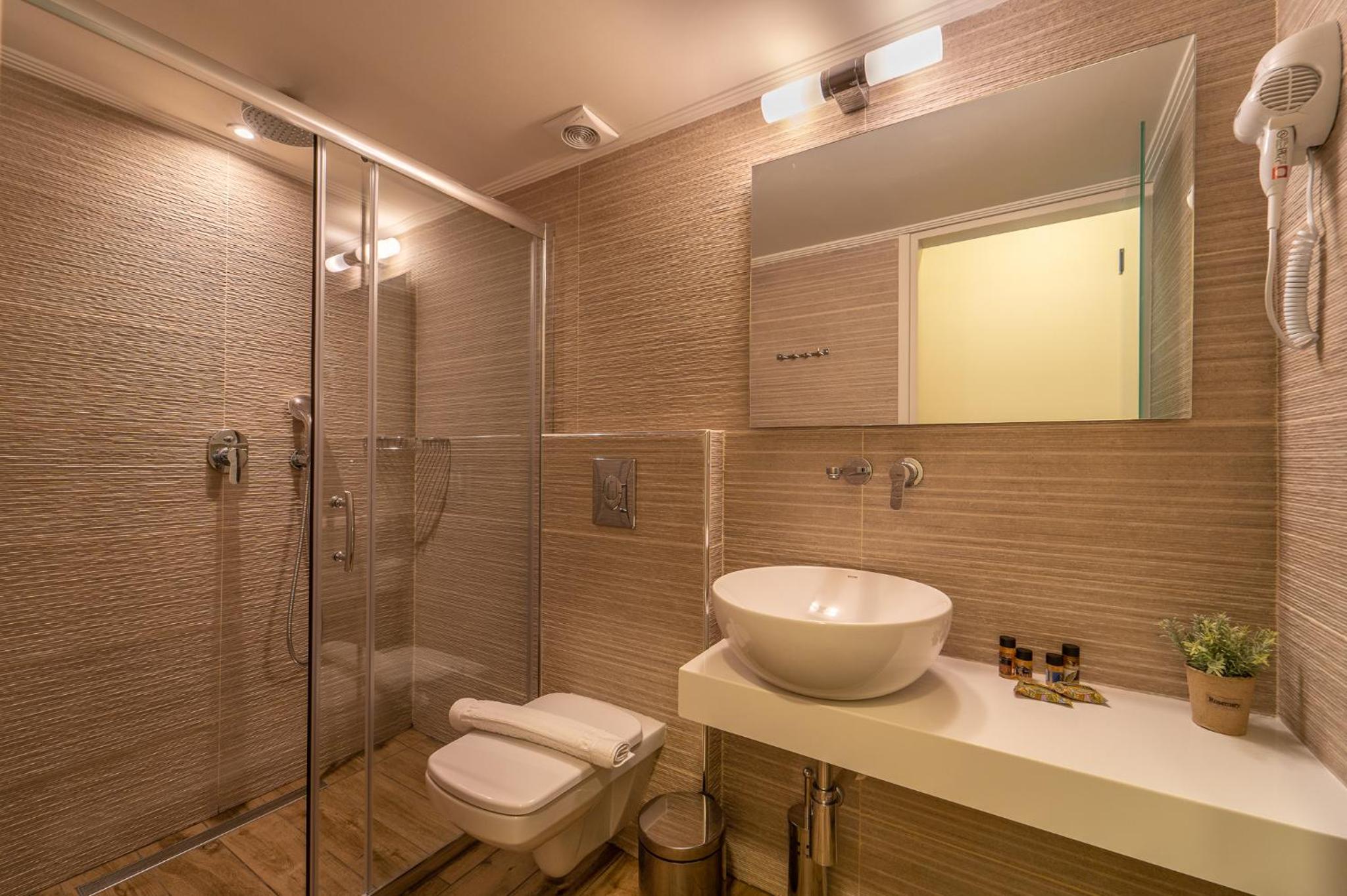 Deluxe Suite with Sea View - Photo 9