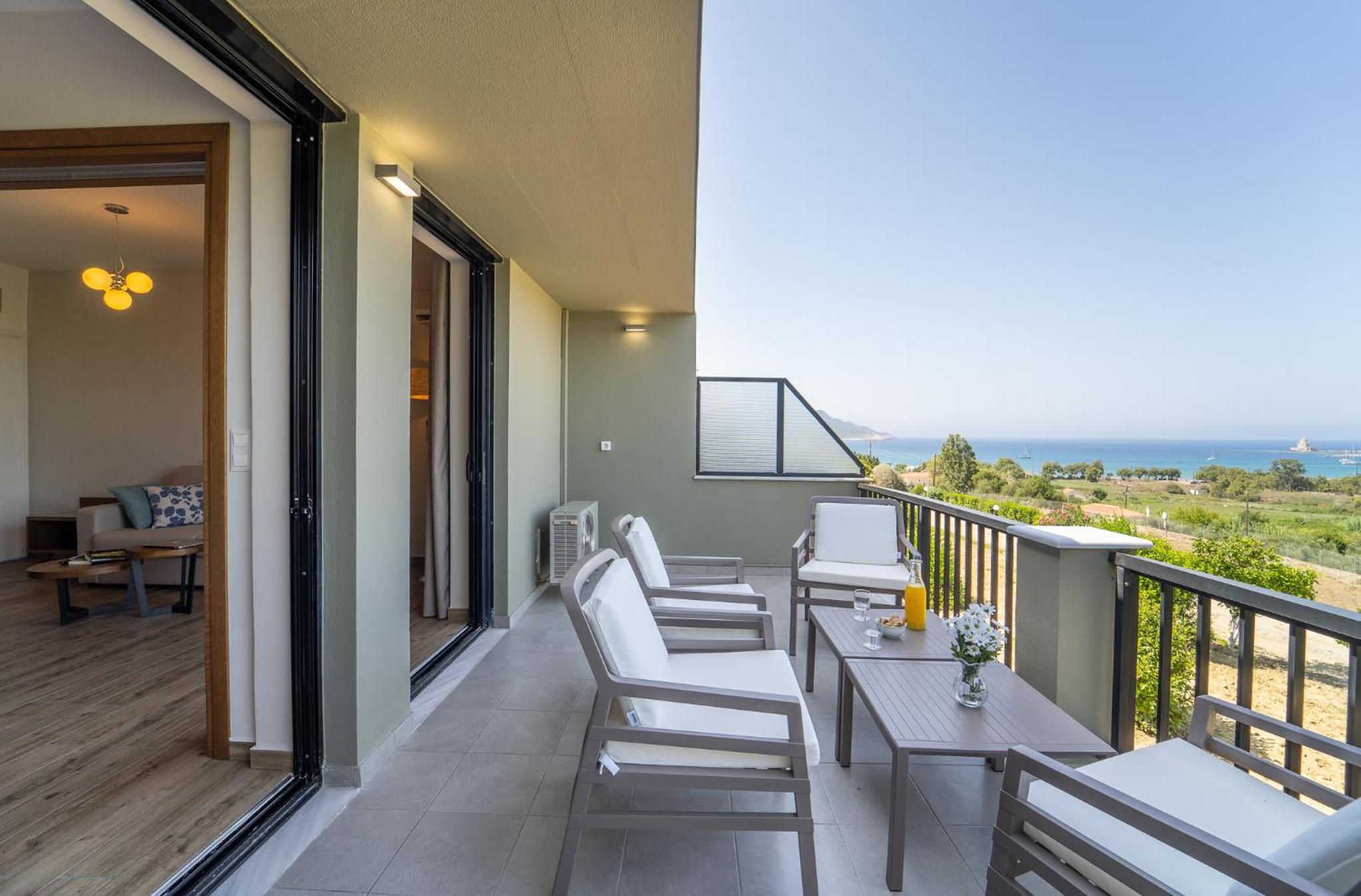 Deluxe Suite with Sea View - Photo 10