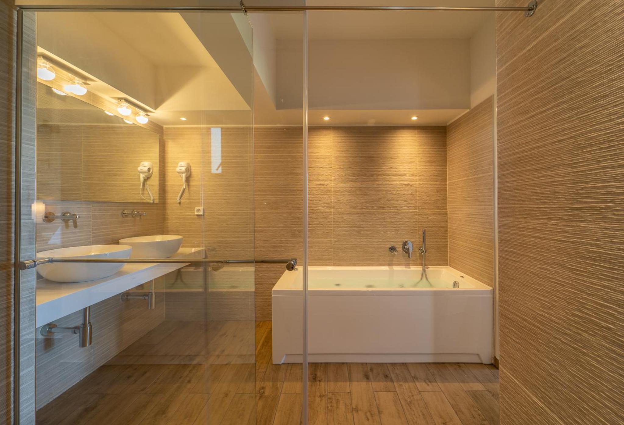 Deluxe Suite with Sea View - Photo 8