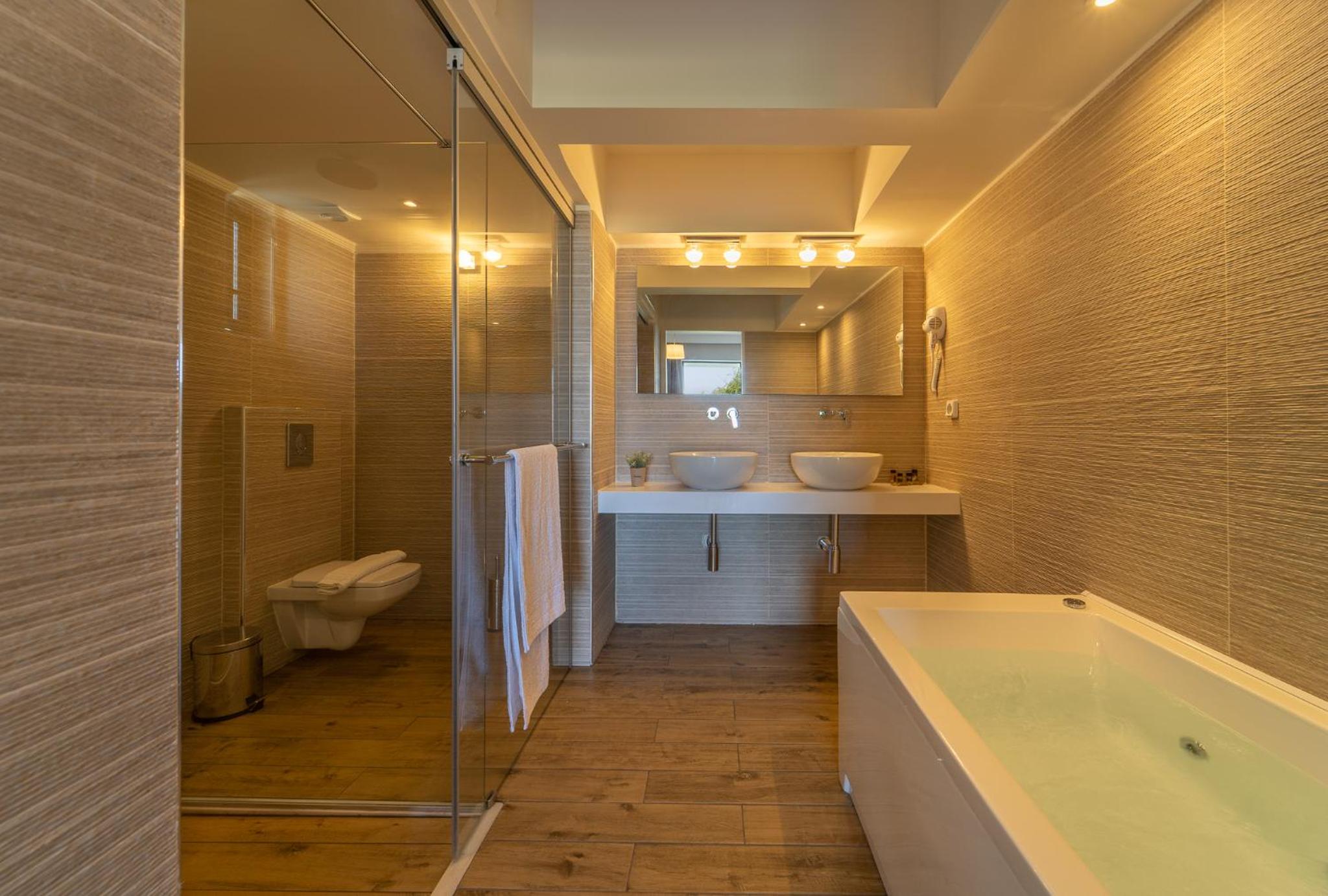 Deluxe Suite with Sea View - Photo 7