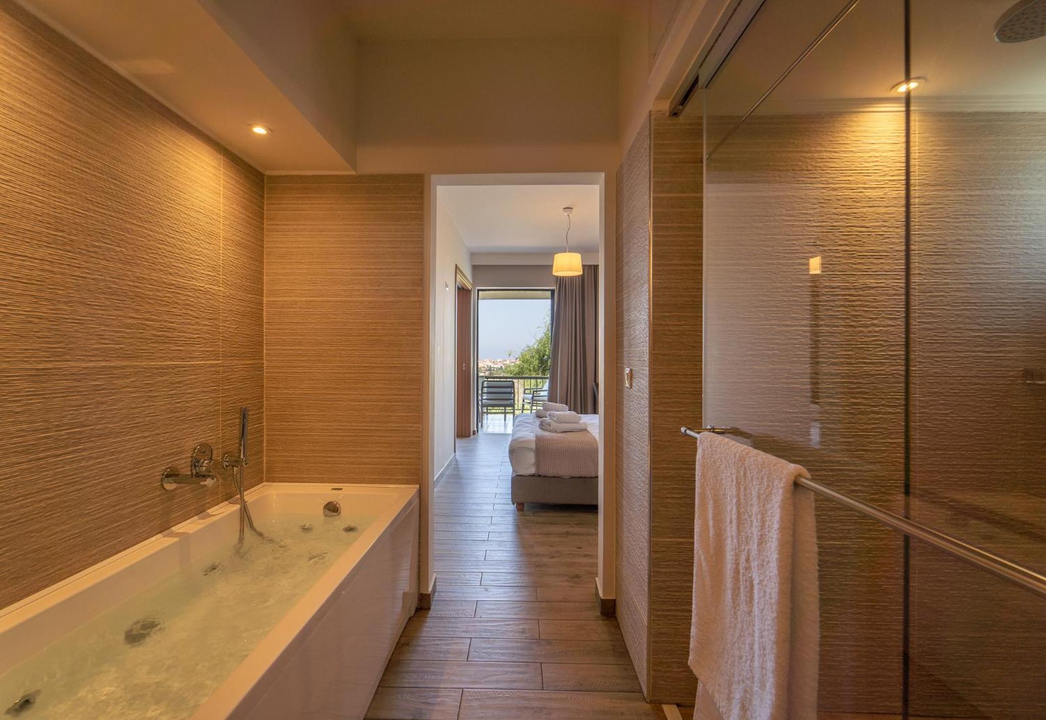 Deluxe Suite with Sea View - Photo 6