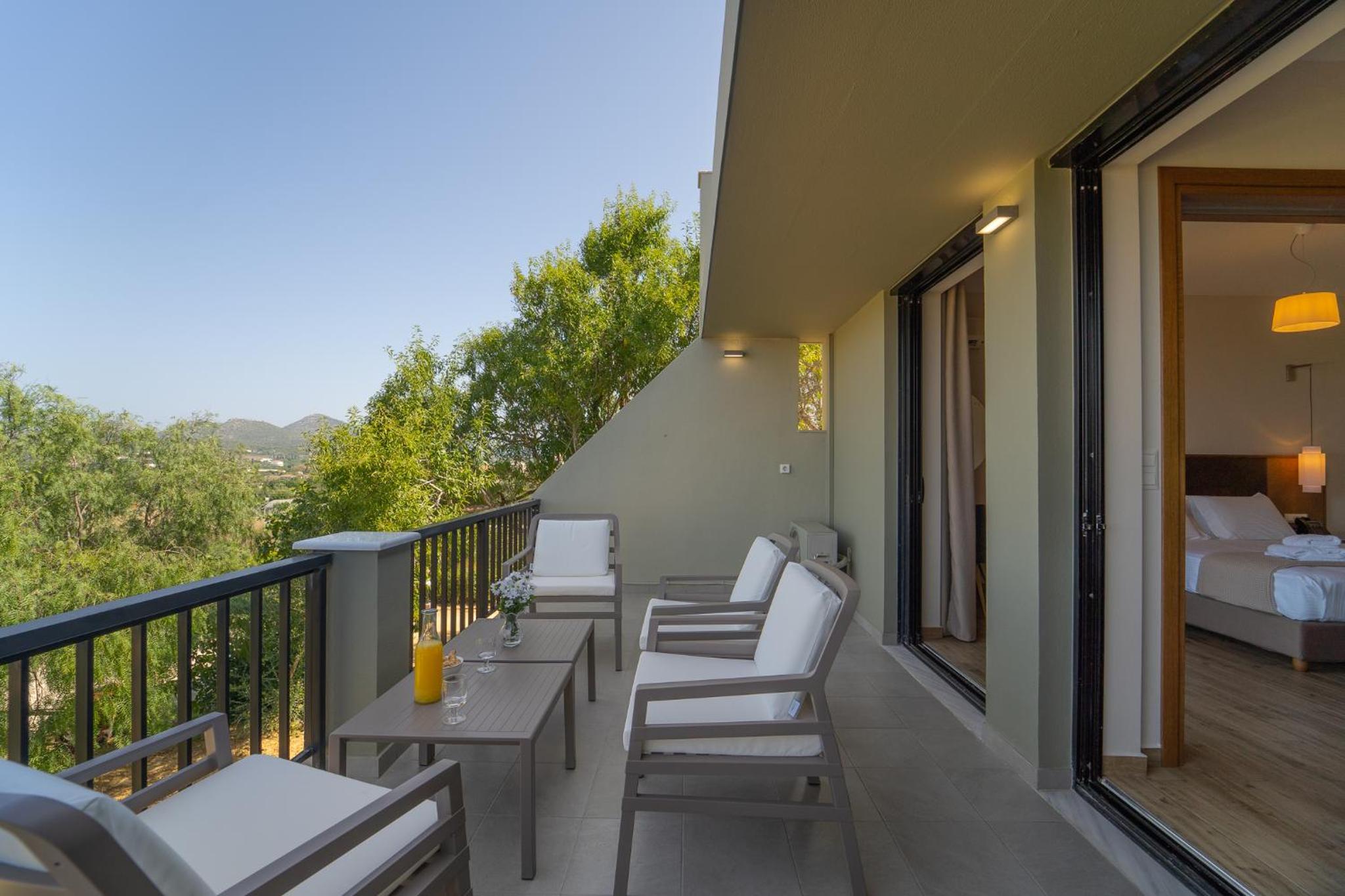 Deluxe Suite with Sea View - Photo 11