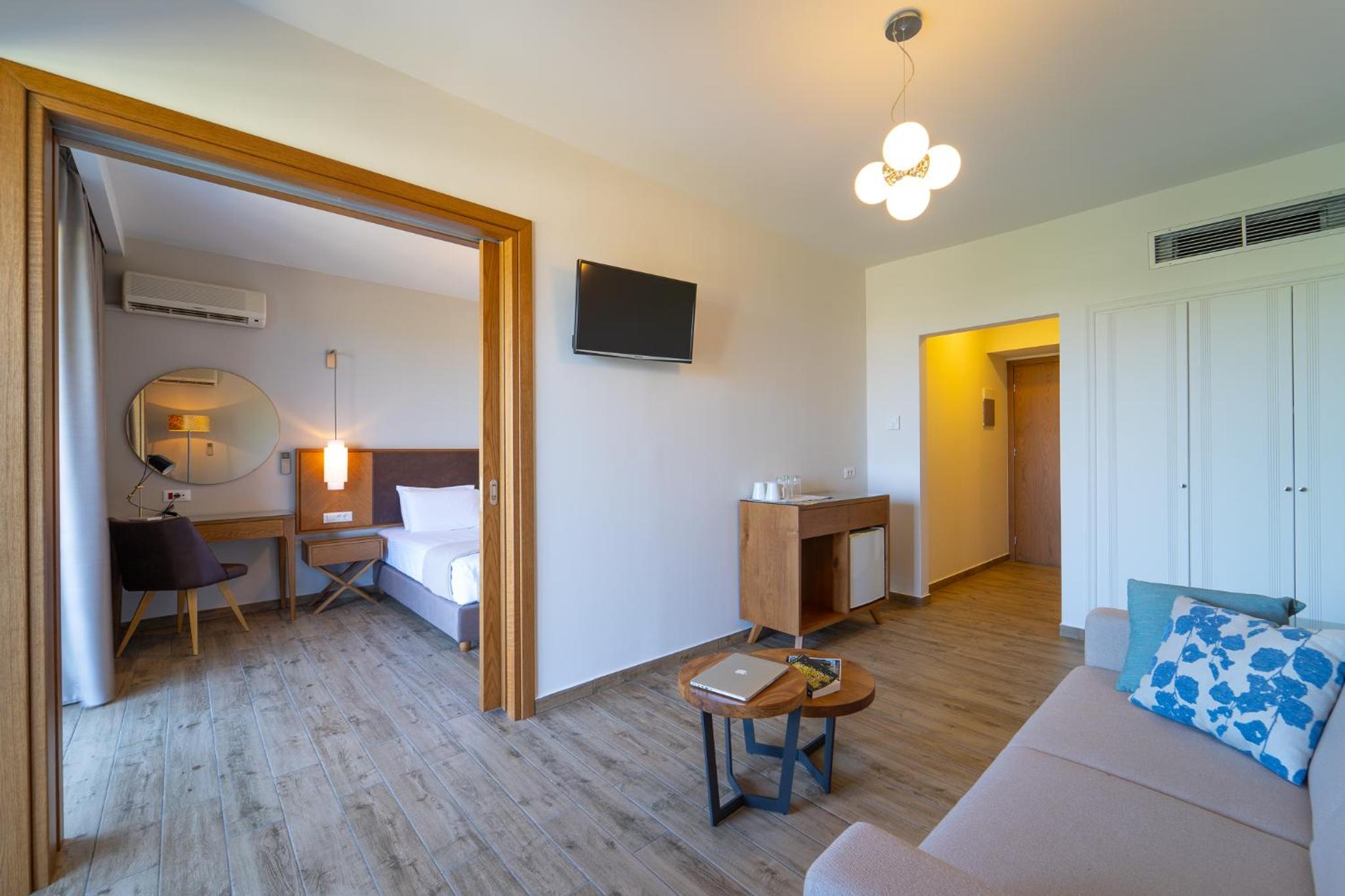 Deluxe Suite with Sea View - Photo 4