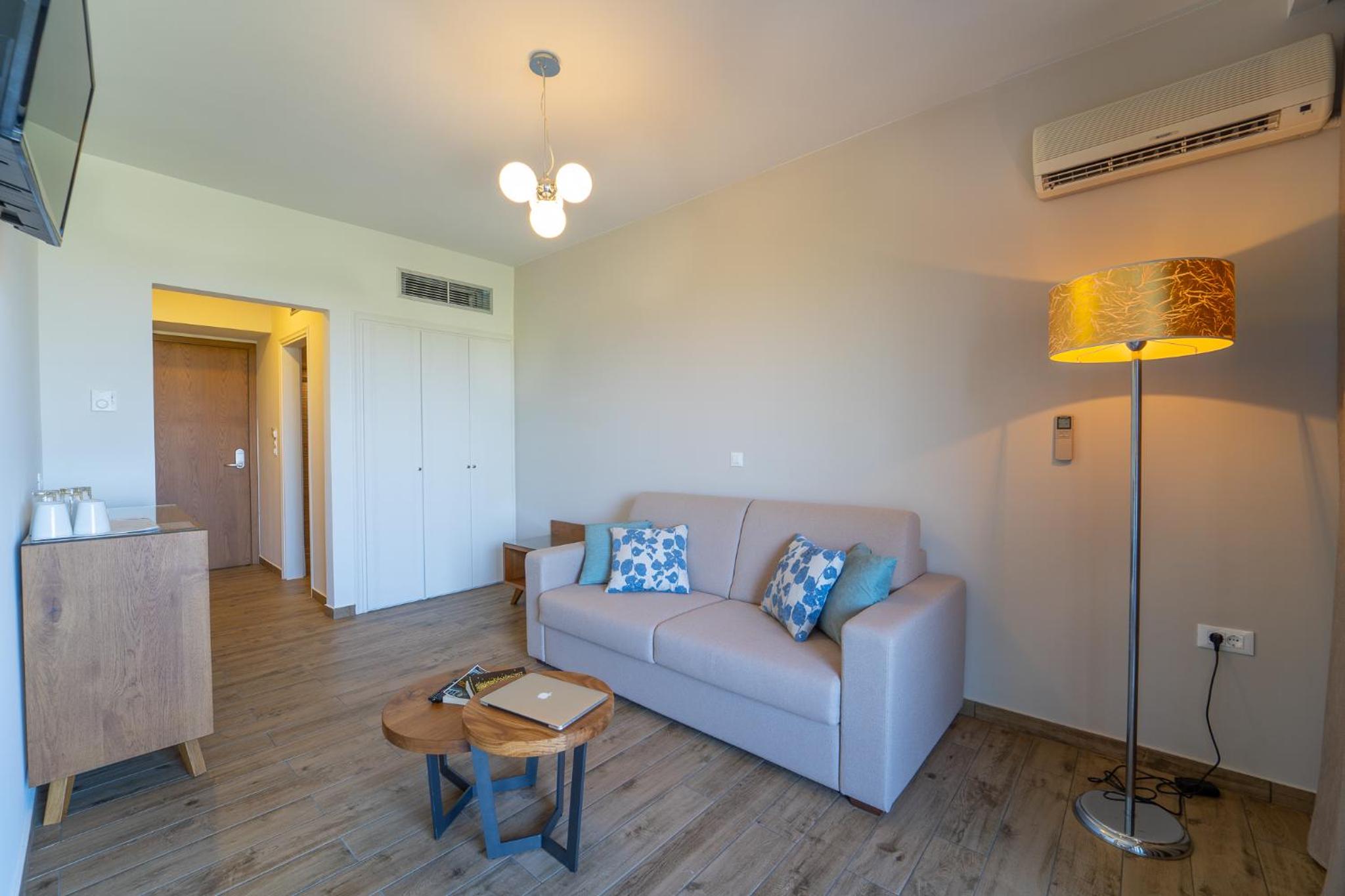 Deluxe Suite with Sea View - Photo 3