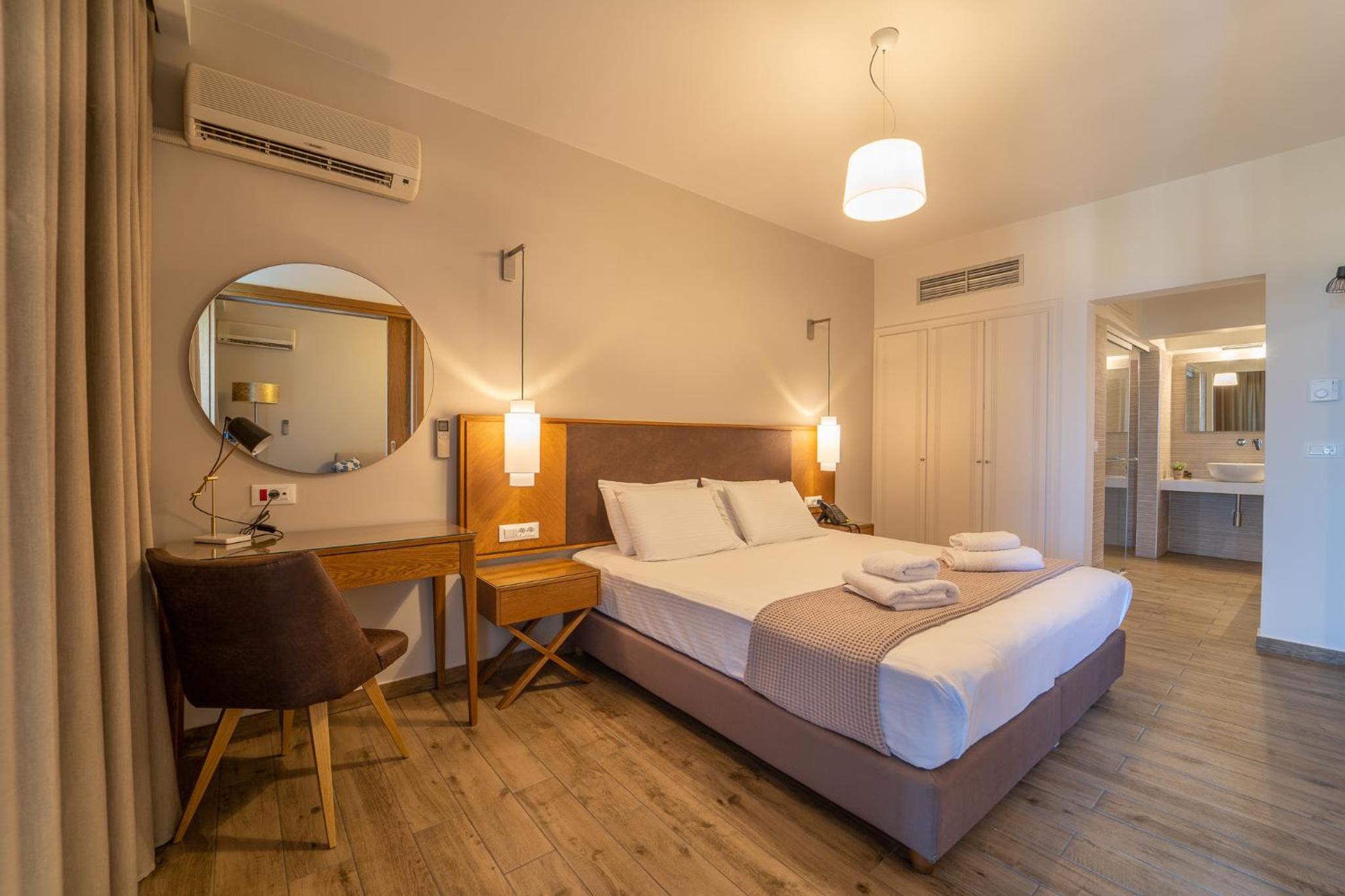 Deluxe Suite with Sea View - Photo 5
