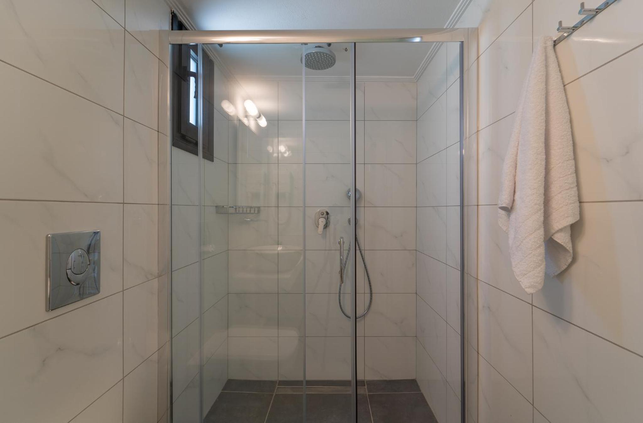 Double or Twin Room with Sea View - Photo 8