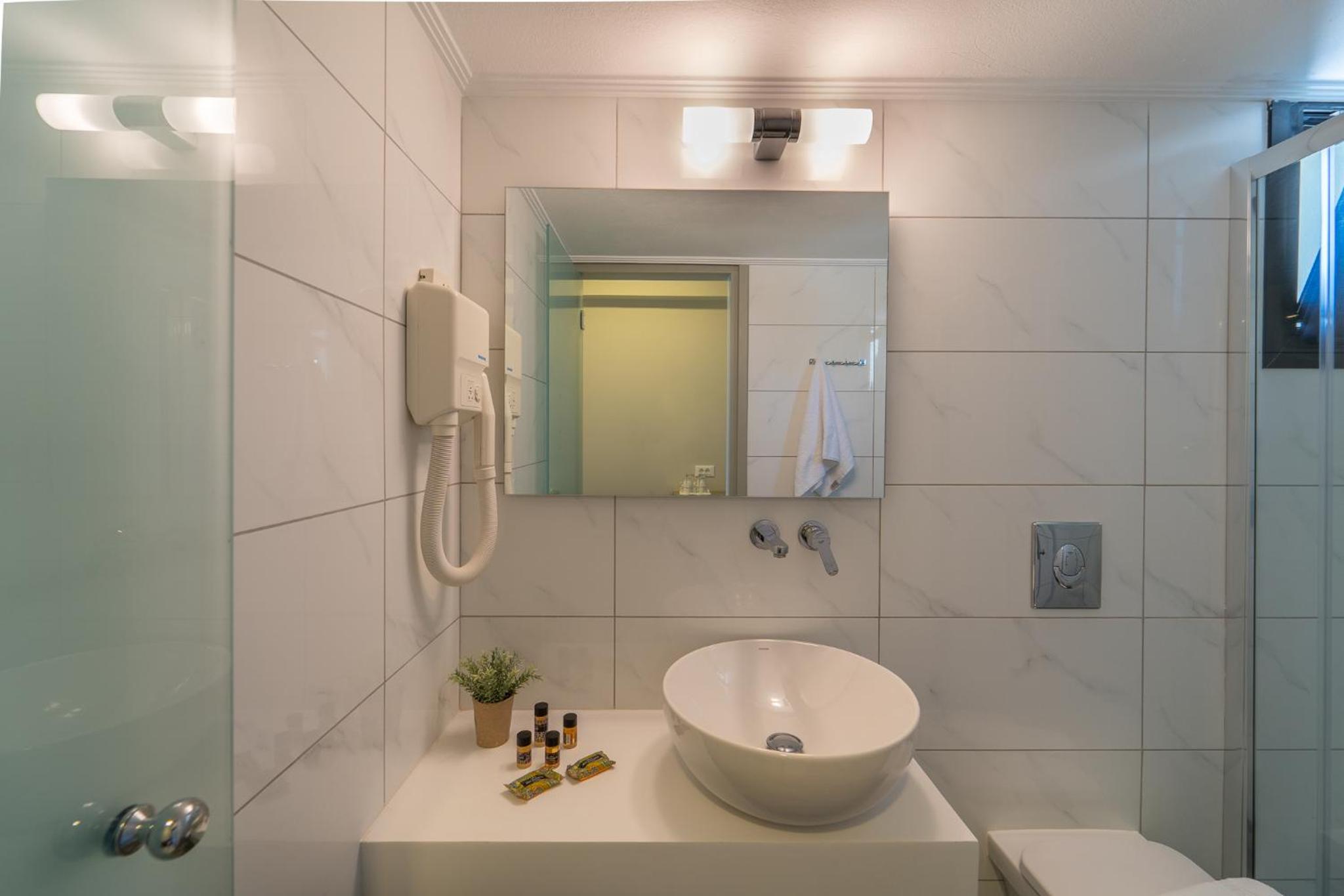 Double or Twin Room with Sea View - Photo 7
