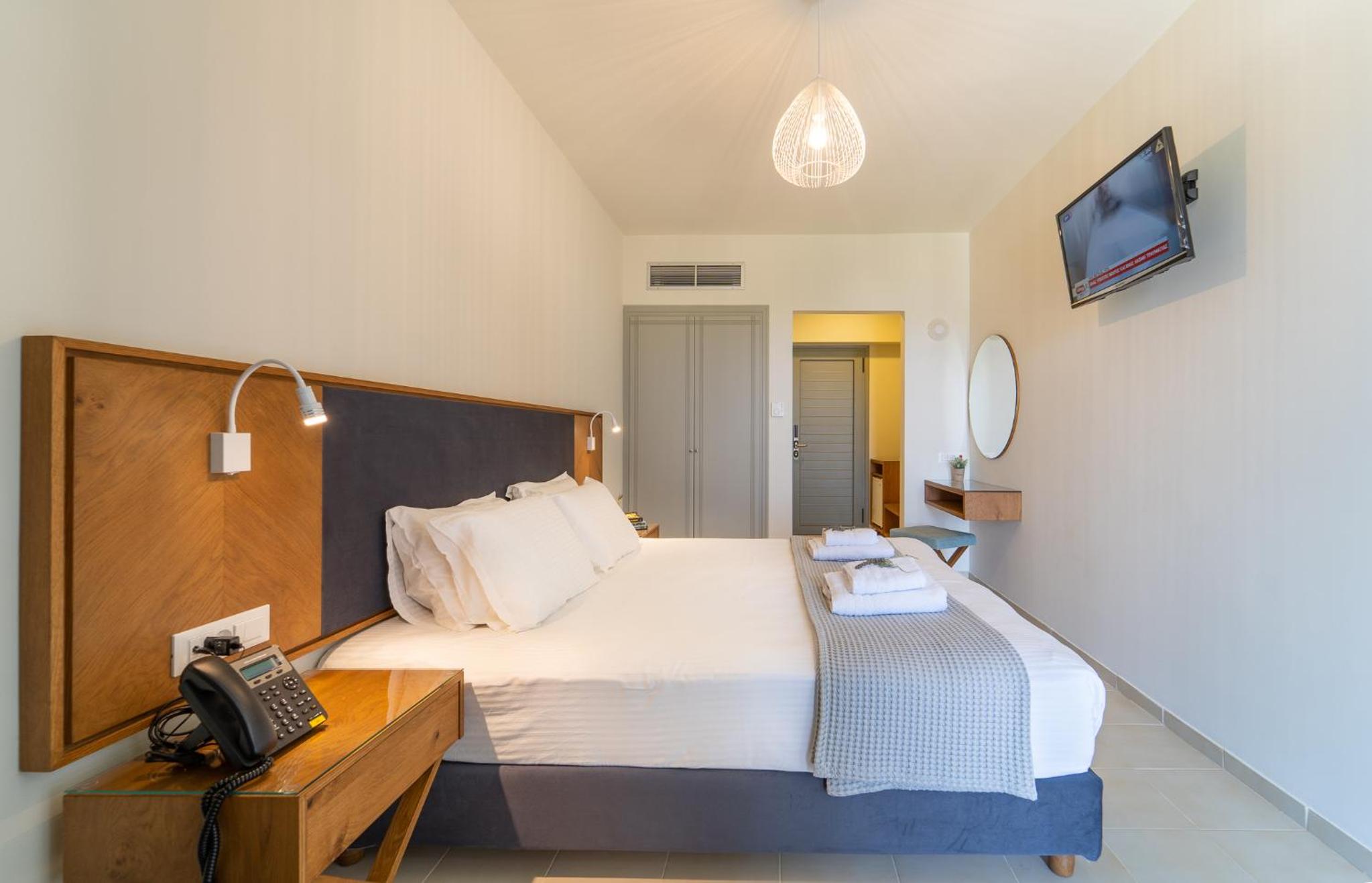 Double or Twin Room with Sea View - Photo 3