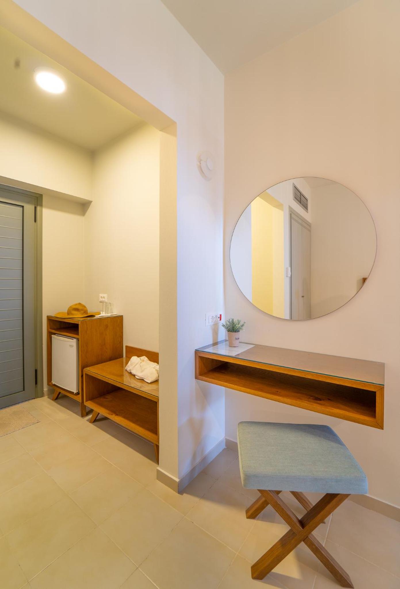 Double or Twin Room with Sea View - Photo 4