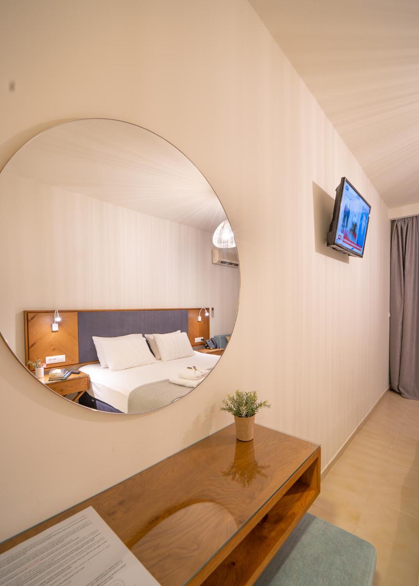 Double or Twin Room with Sea View - Photo 5