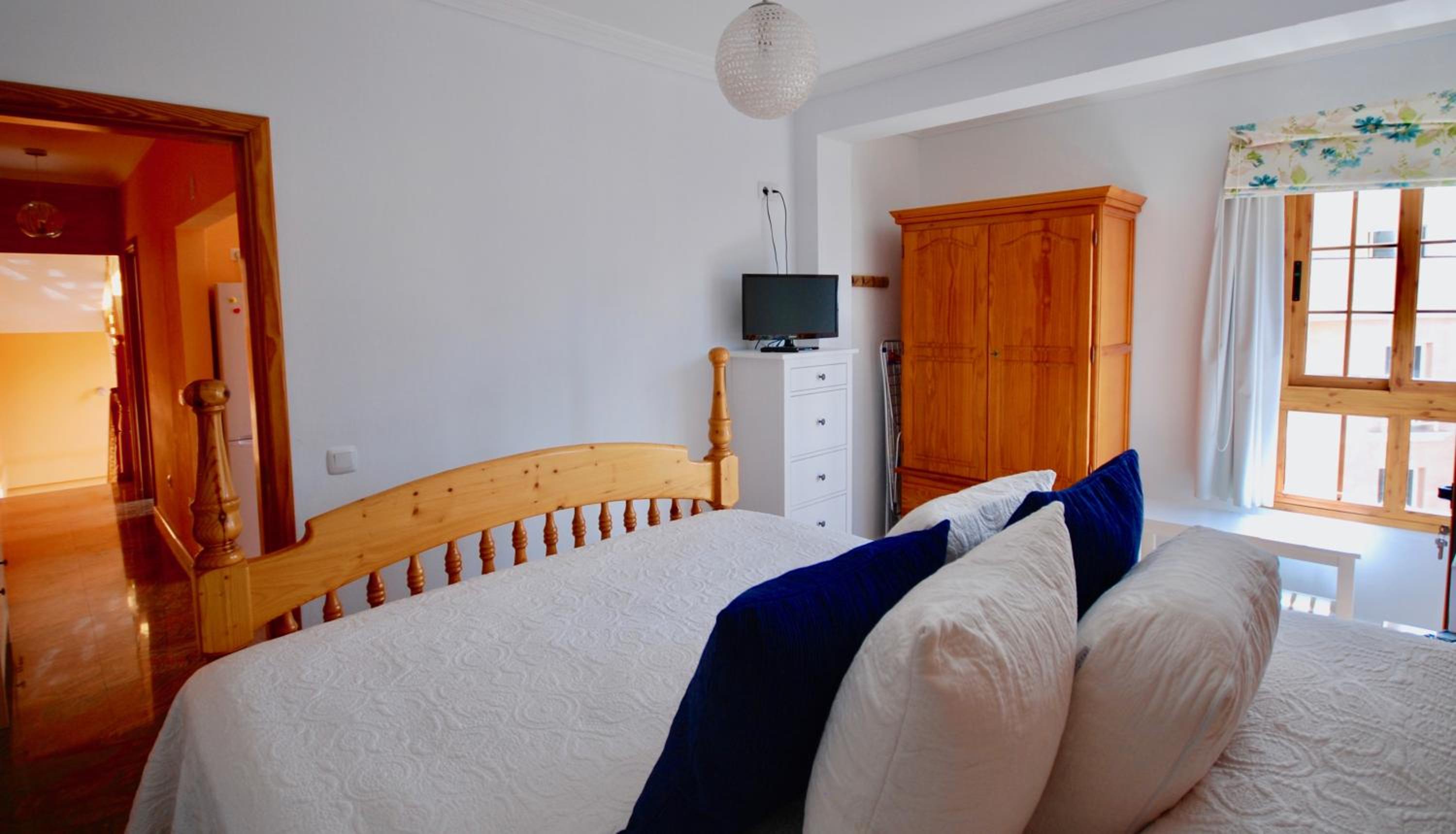 Apartment with Balcony - Photo 4