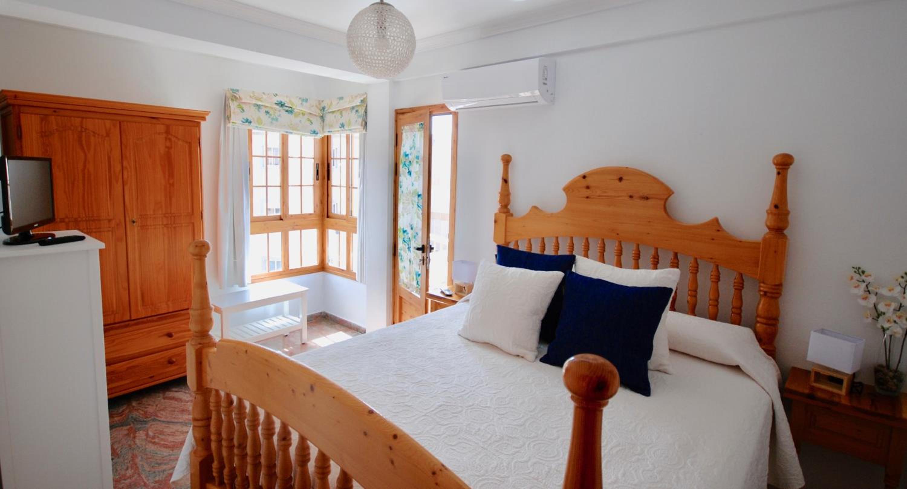 Apartment with Balcony - Photo 5