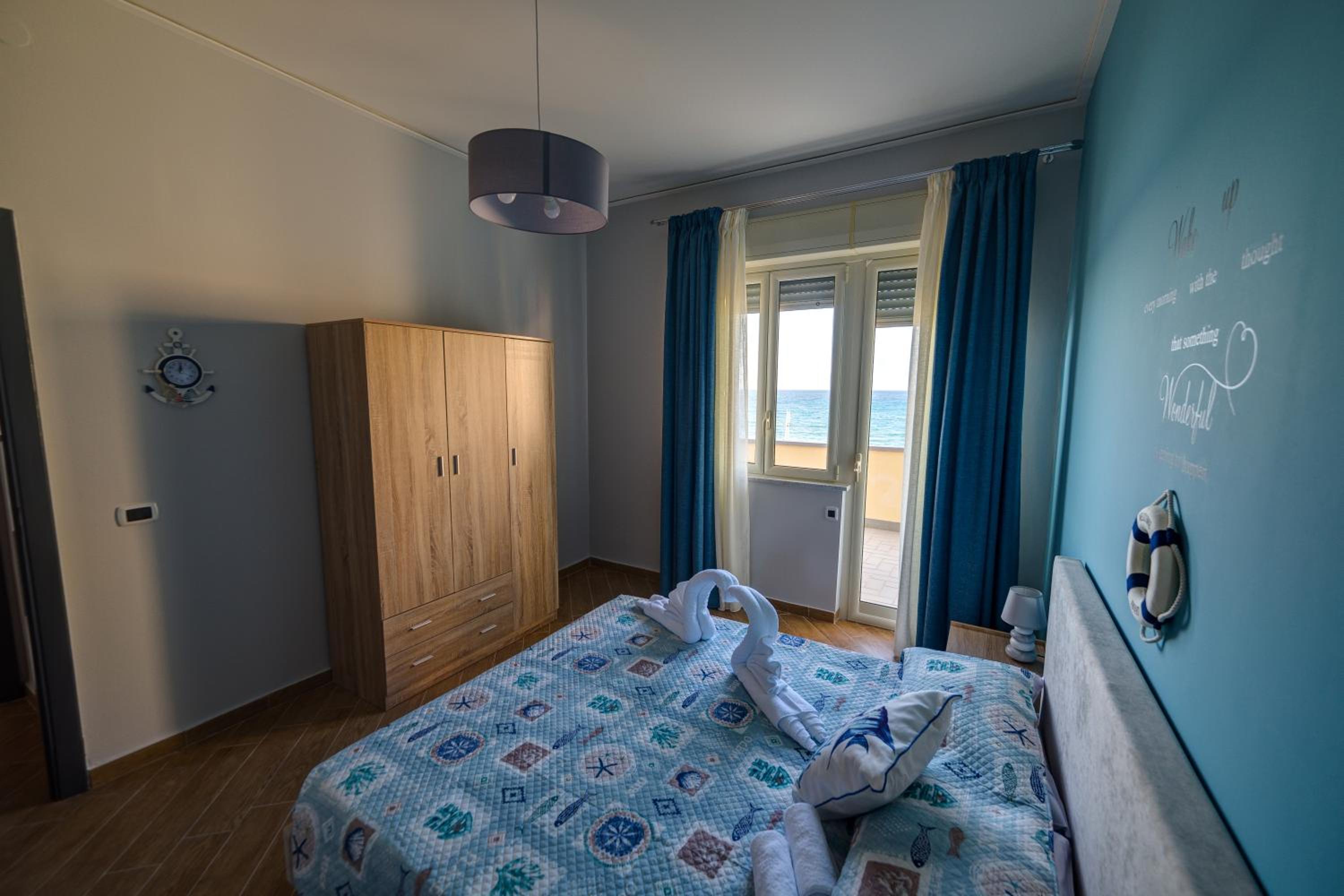 Deluxe Double Room with Balcony and Sea View photo 2
