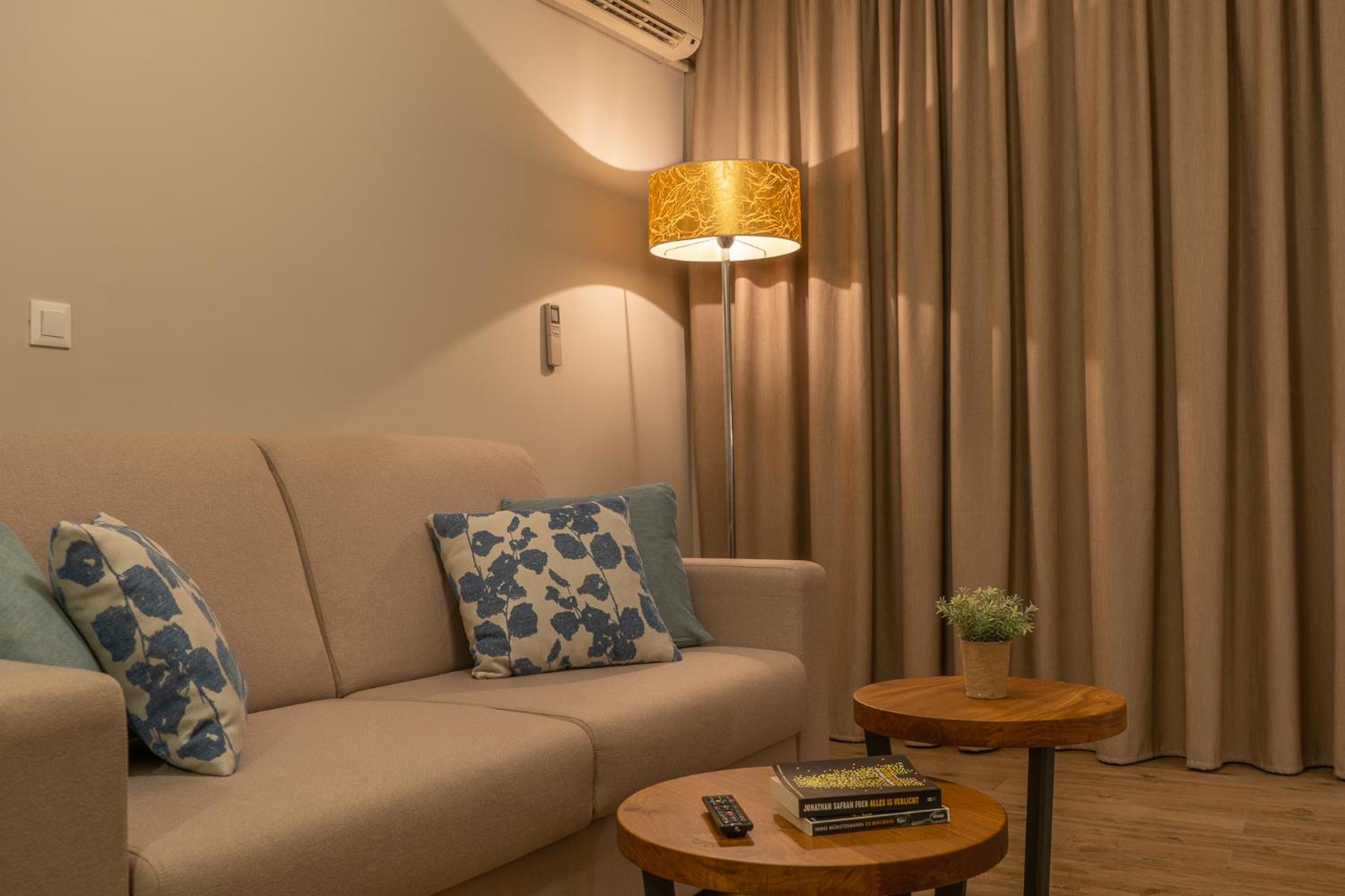 Deluxe Suite with Sea View - Photo 12