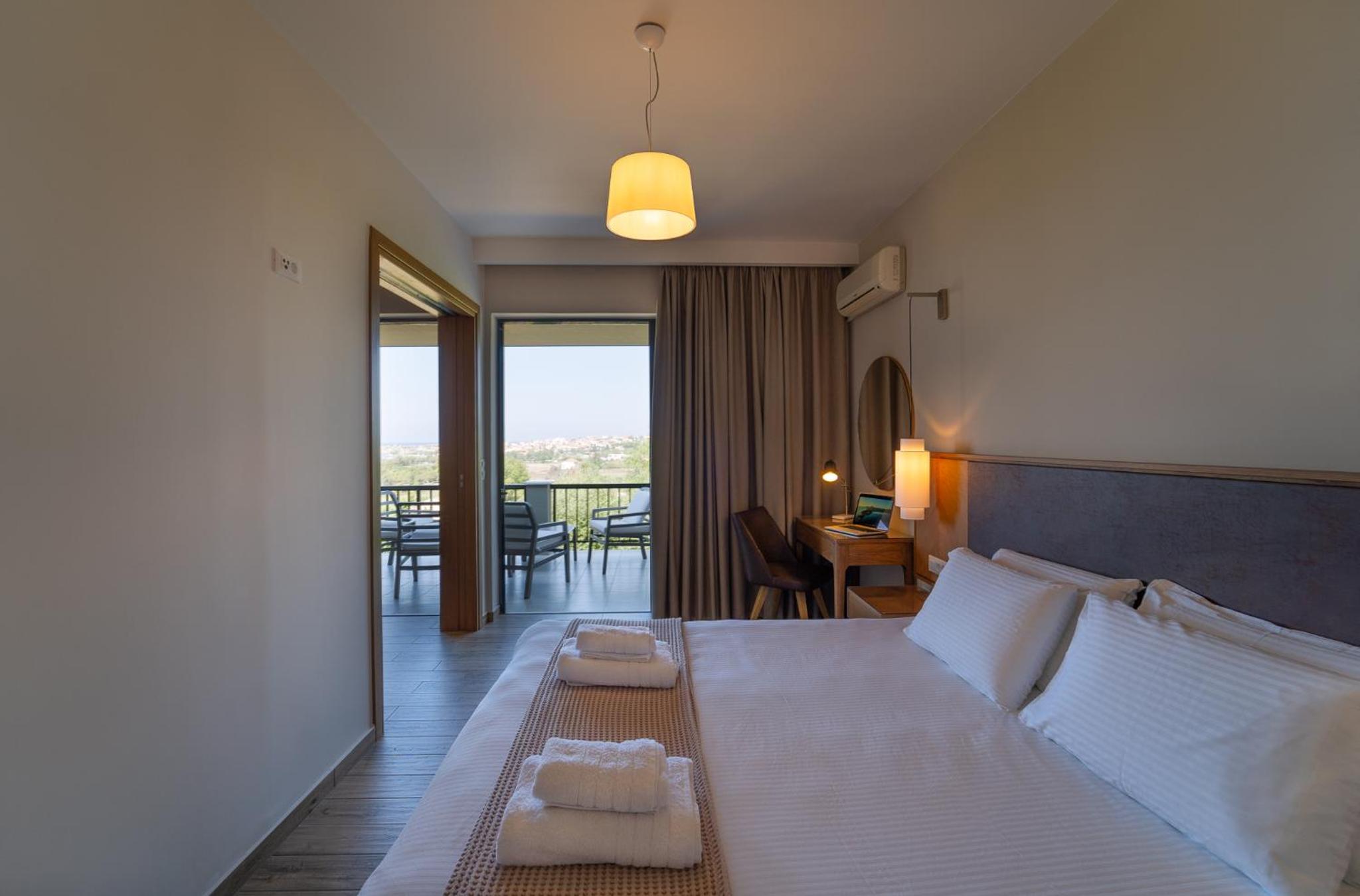 Deluxe Suite with Sea View - Photo 13