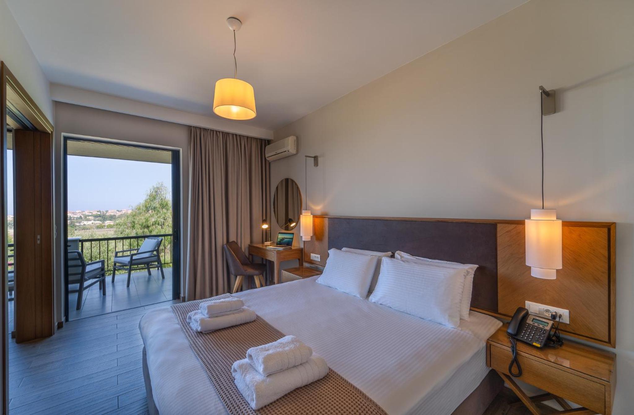 Deluxe Suite with Sea View - Photo 14