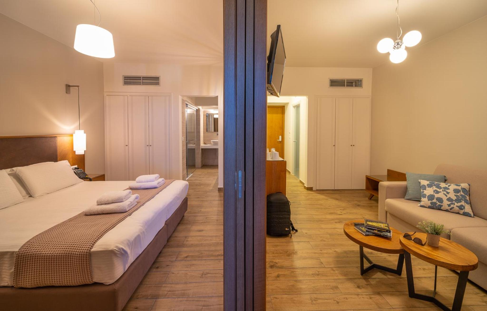 Deluxe Suite with Sea View - Photo 15