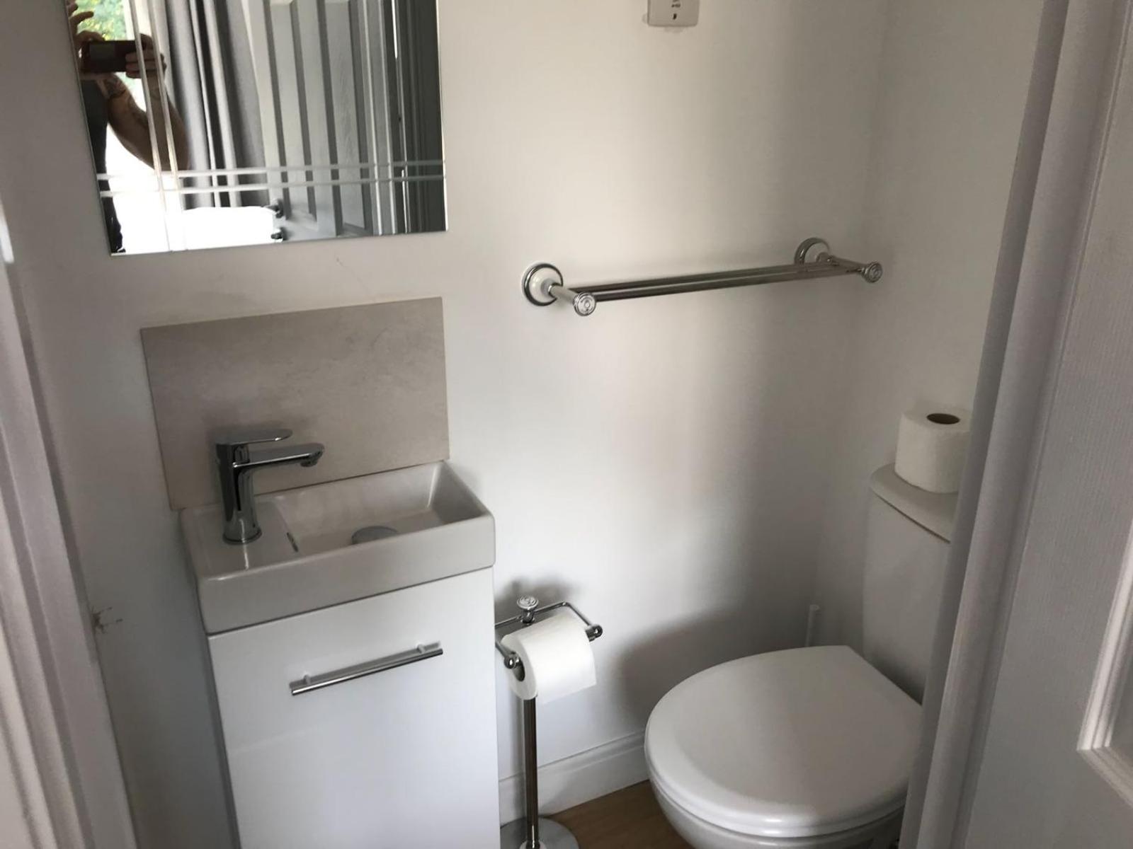 Double or Twin Room with Private Bathroom - Photo 3