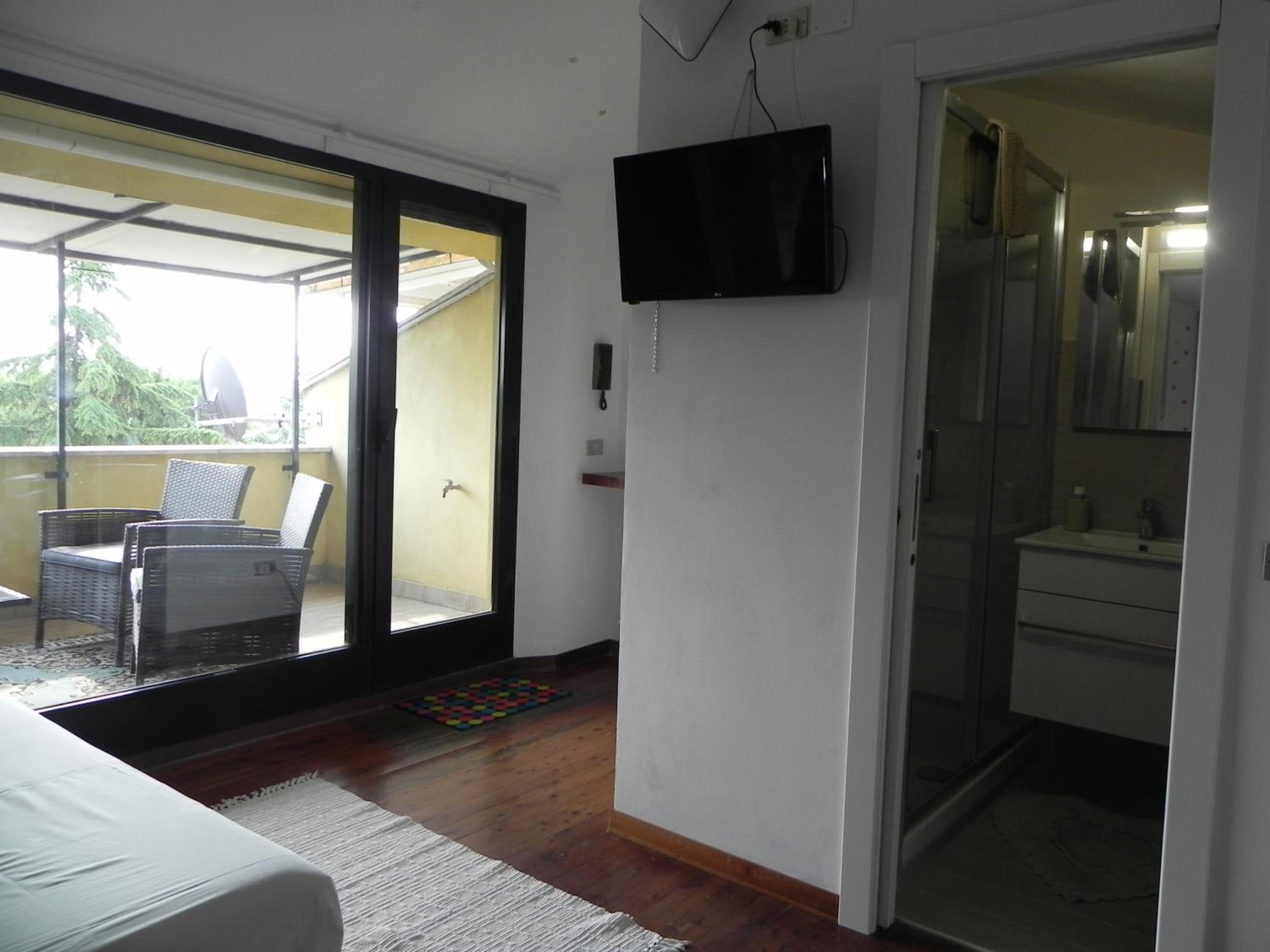 Double Room with Private Bathroom - Photo 2