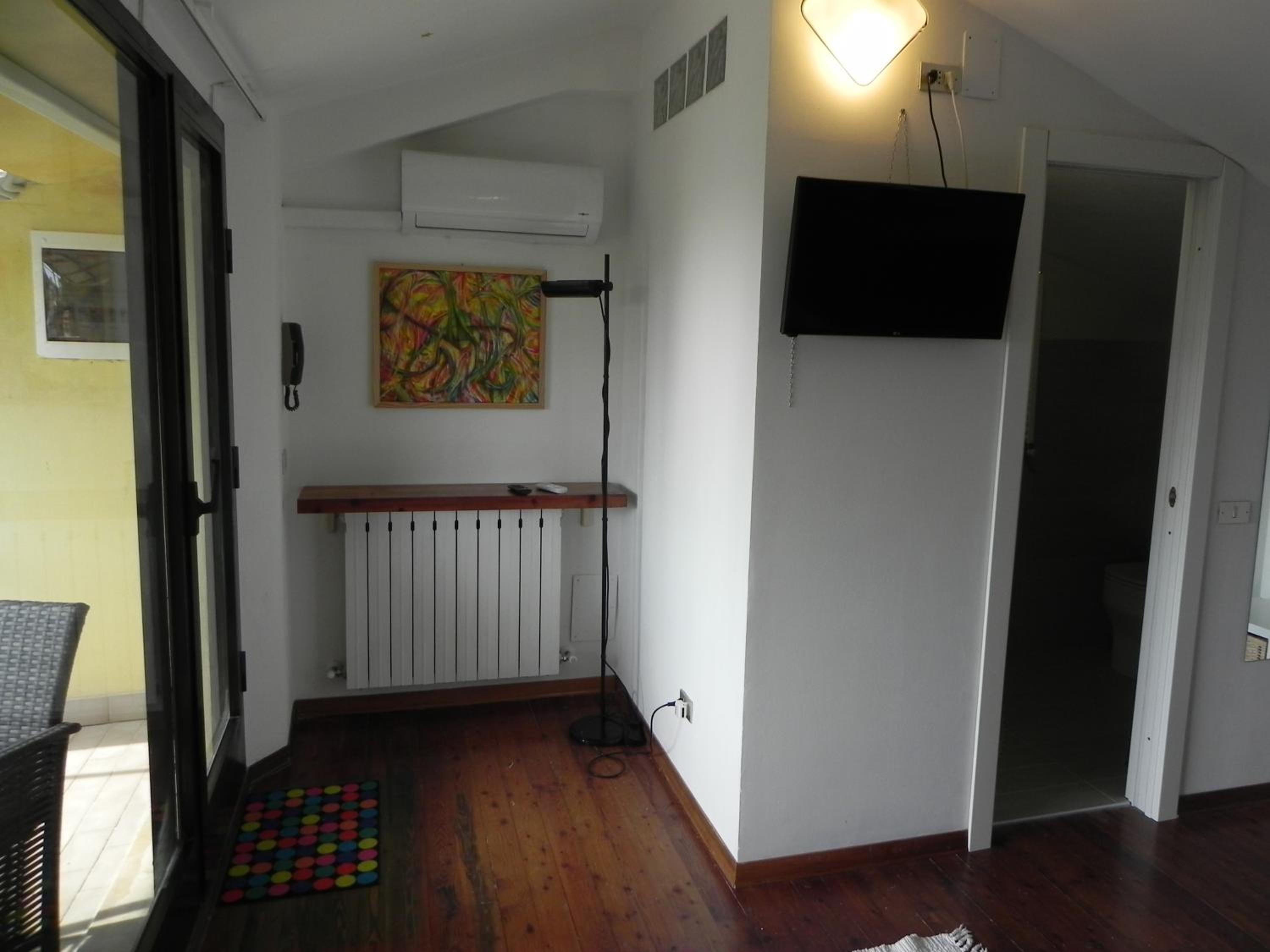 Double Room with Private Bathroom - Photo 3