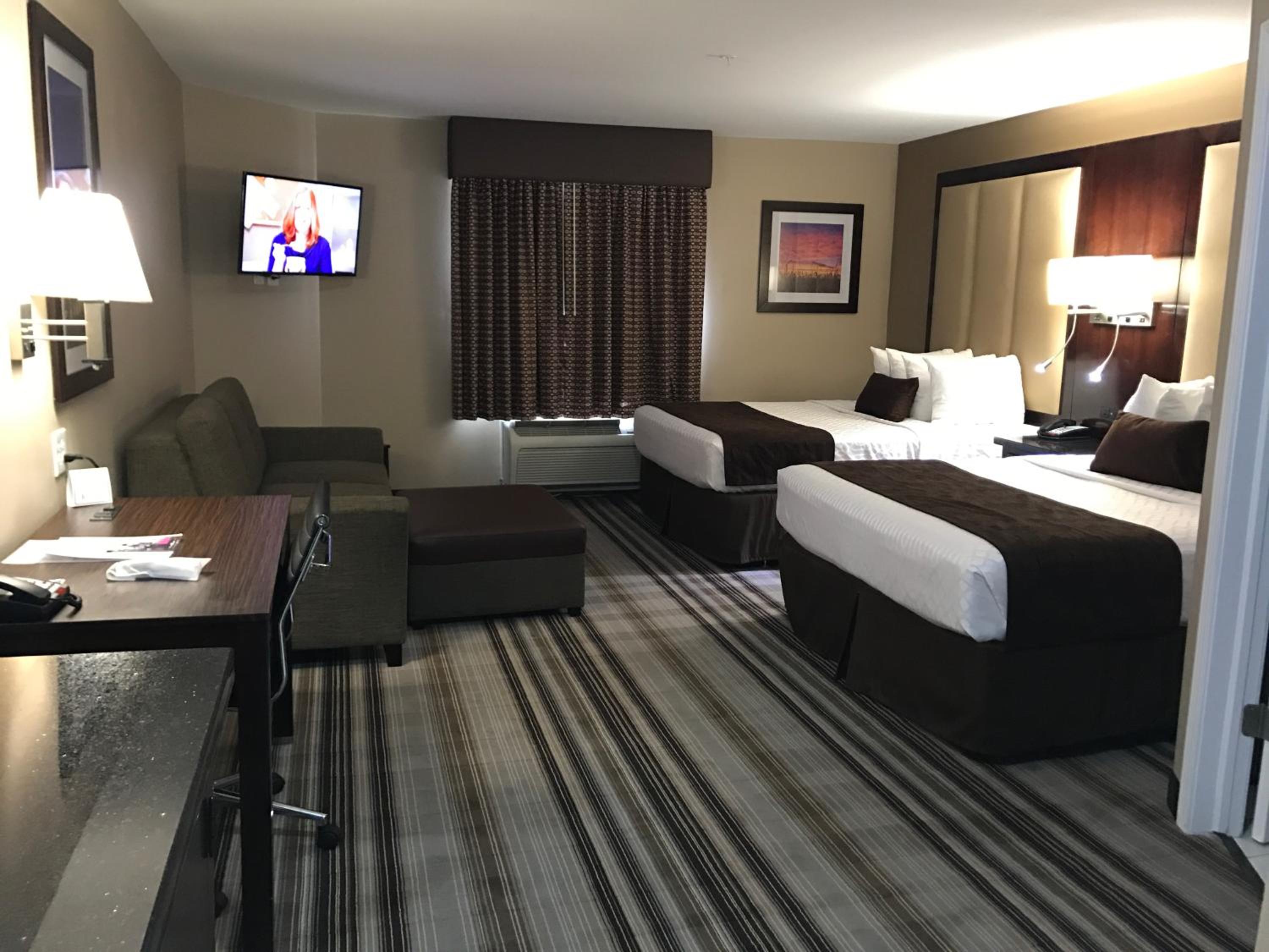 Queen Room with Two Queen Beds and Kitchenette - Photo 5