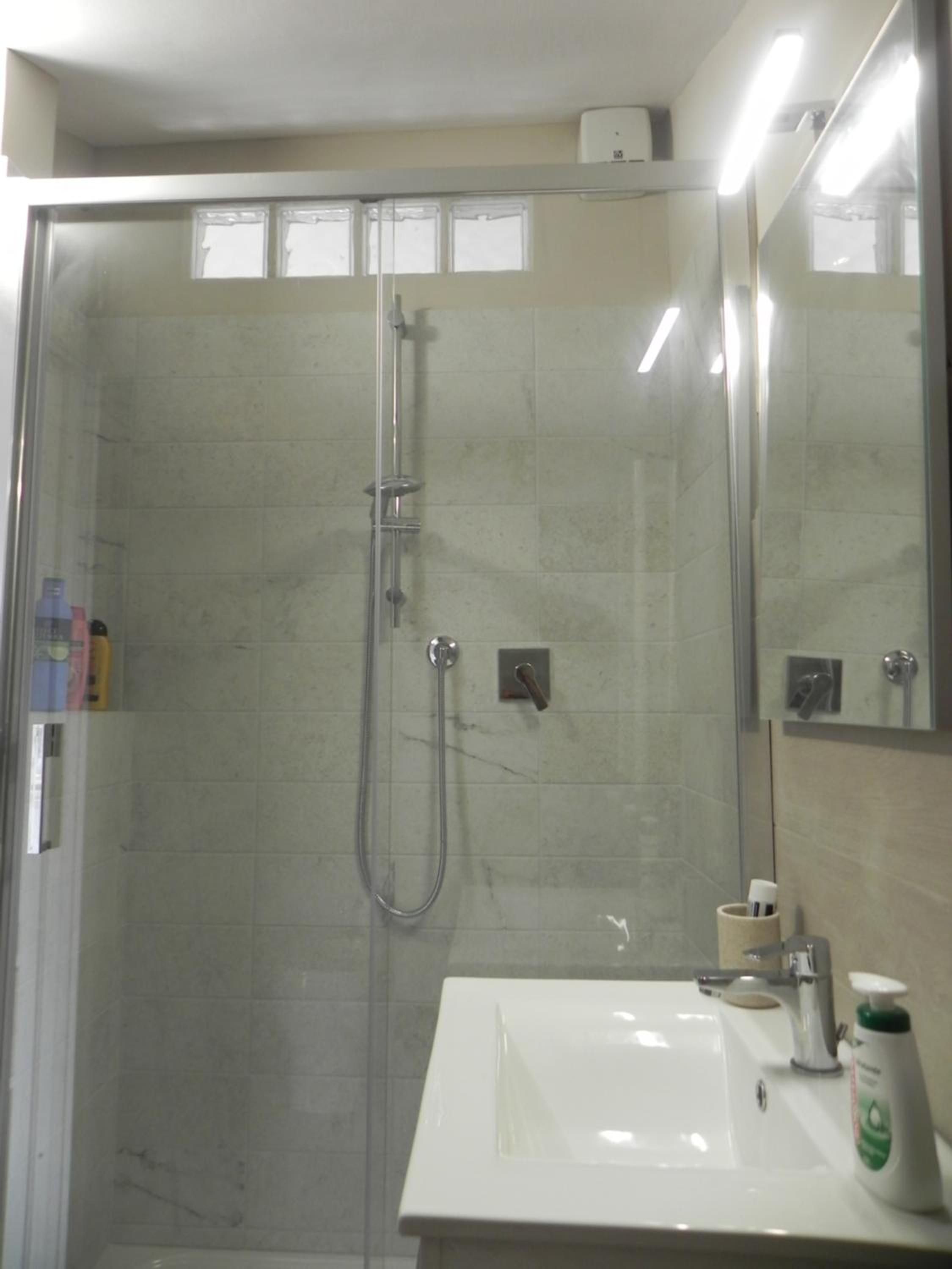 Double Room with Private Bathroom - Photo 5