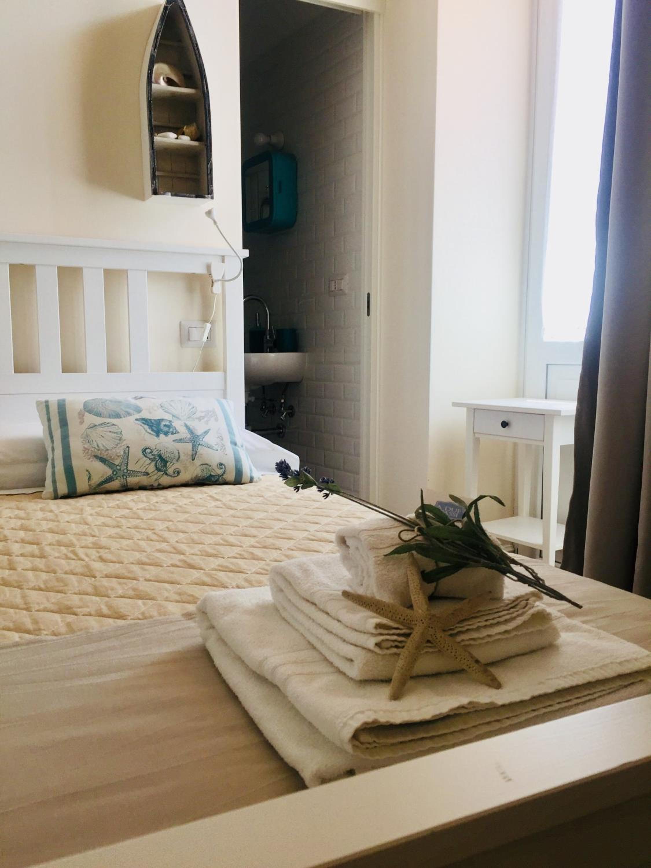 Double Room with Private Bathroom - Photo 9