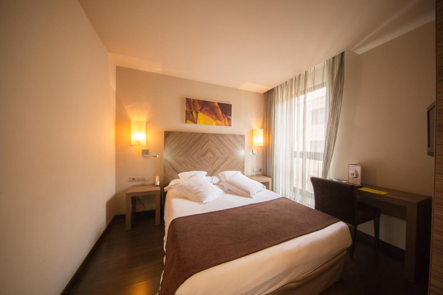 Double or Twin Room - Photo 8