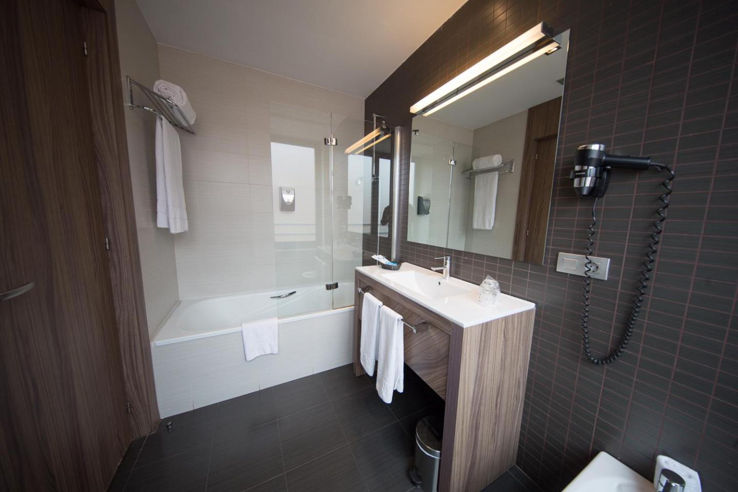 Double or Twin Room - Photo 3