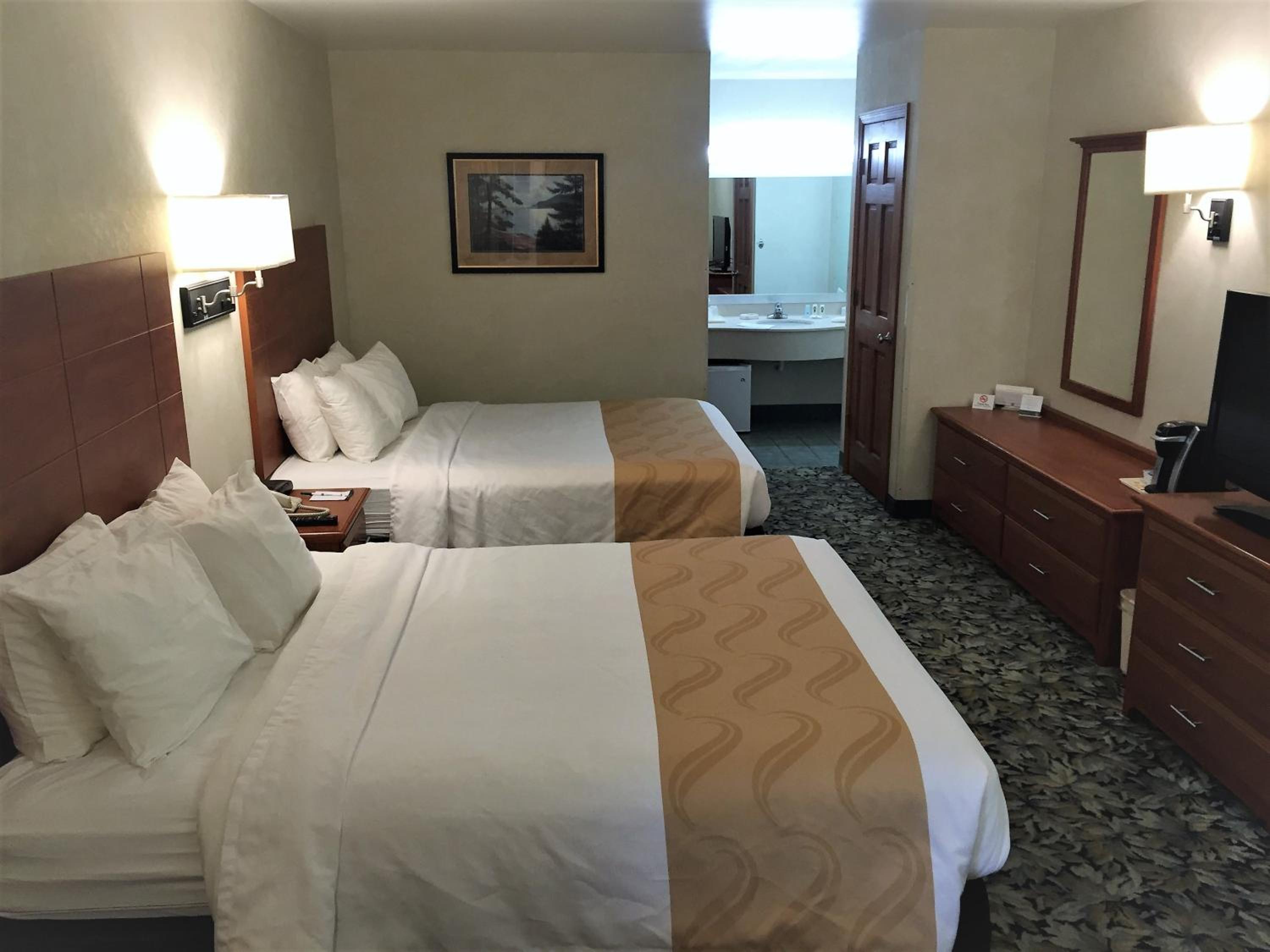 Queen Room with Two Queen Beds - Non-Smoking - Photo 15