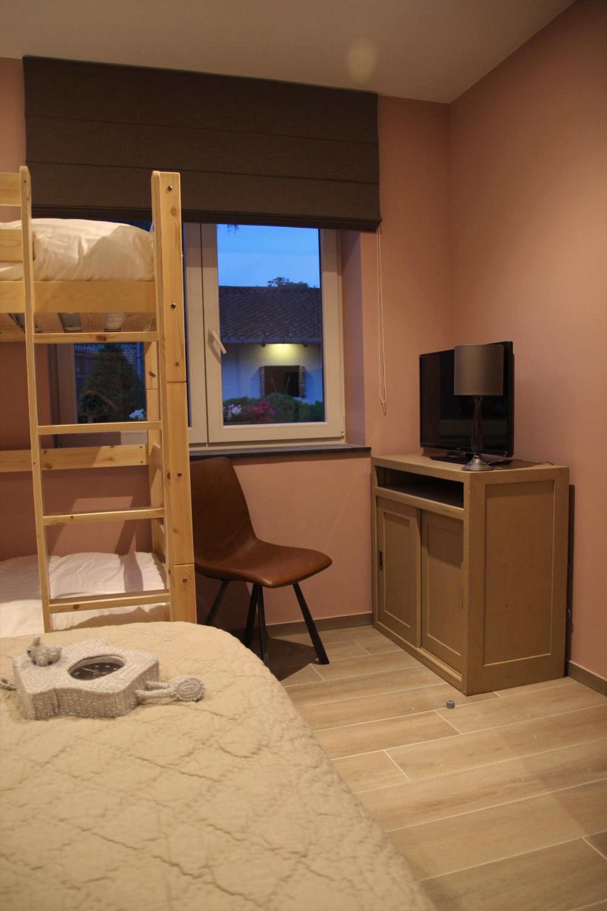King Room with Roll-In Shower - Disability Access photo 2