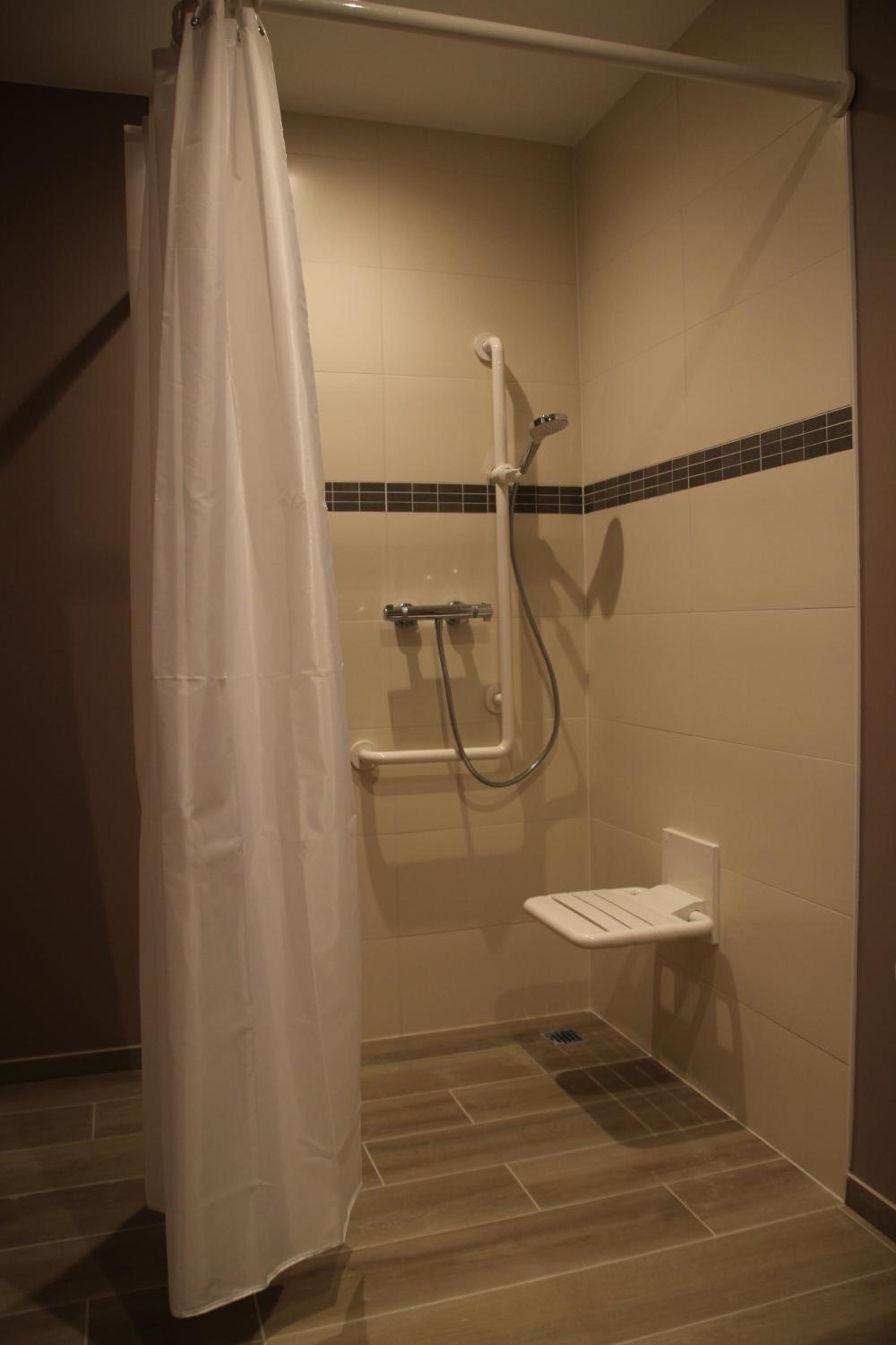 King Room with Roll-In Shower - Disability Access photo 3