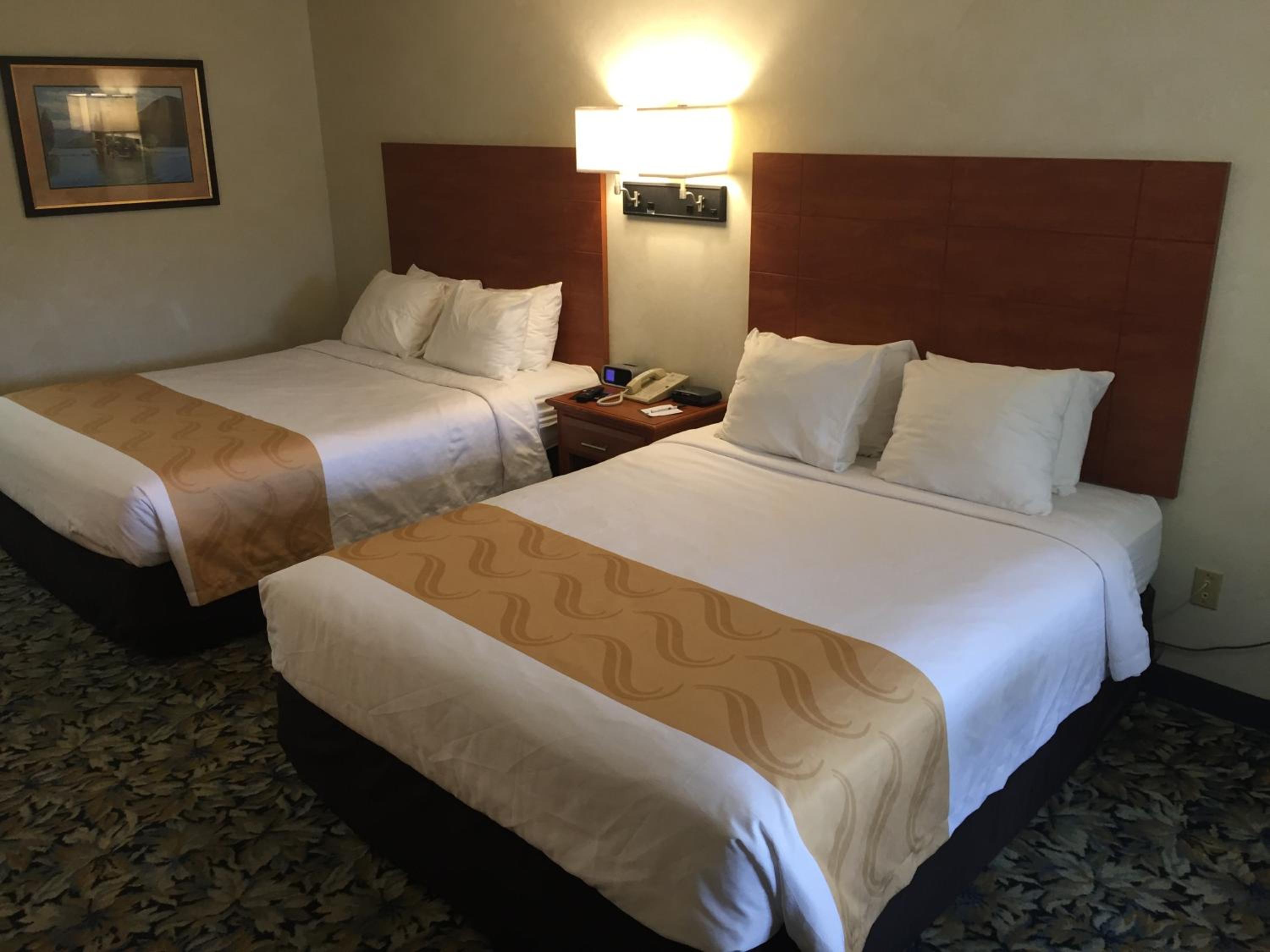Queen Room with Two Queen Beds - Non-Smoking - Photo 17