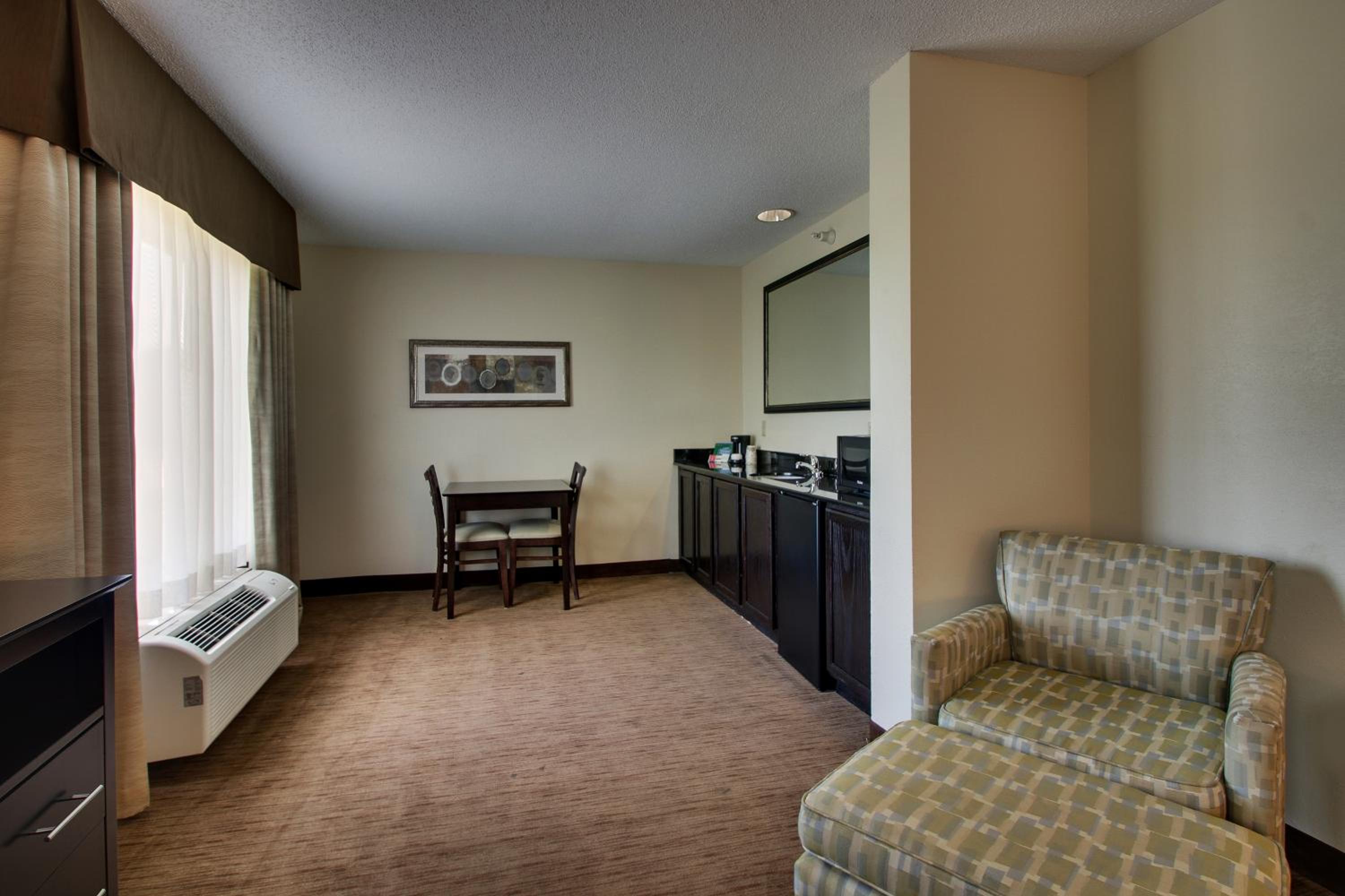 Standard Suite - Photo 2