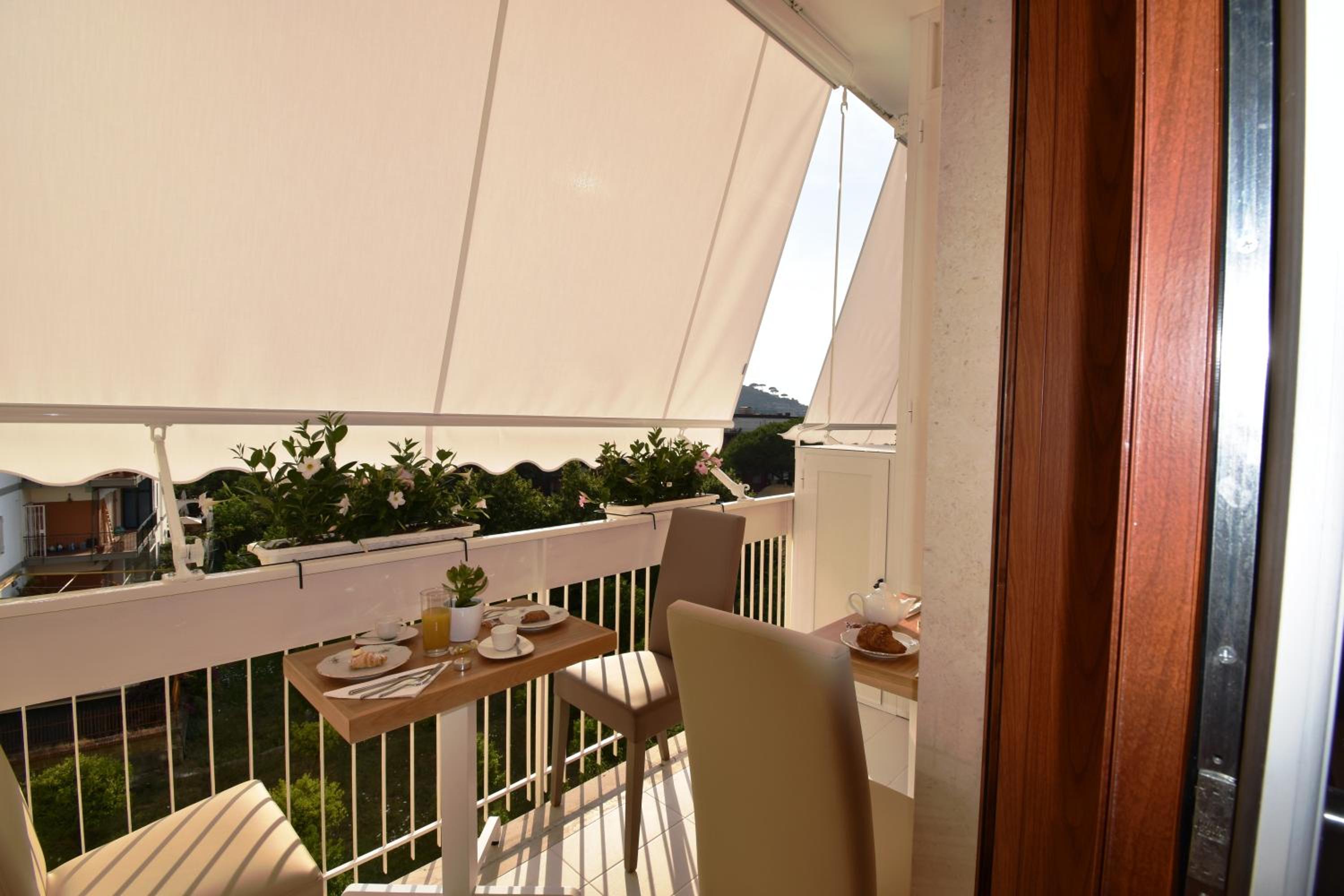 Junior Suite with Balcony - Photo 4